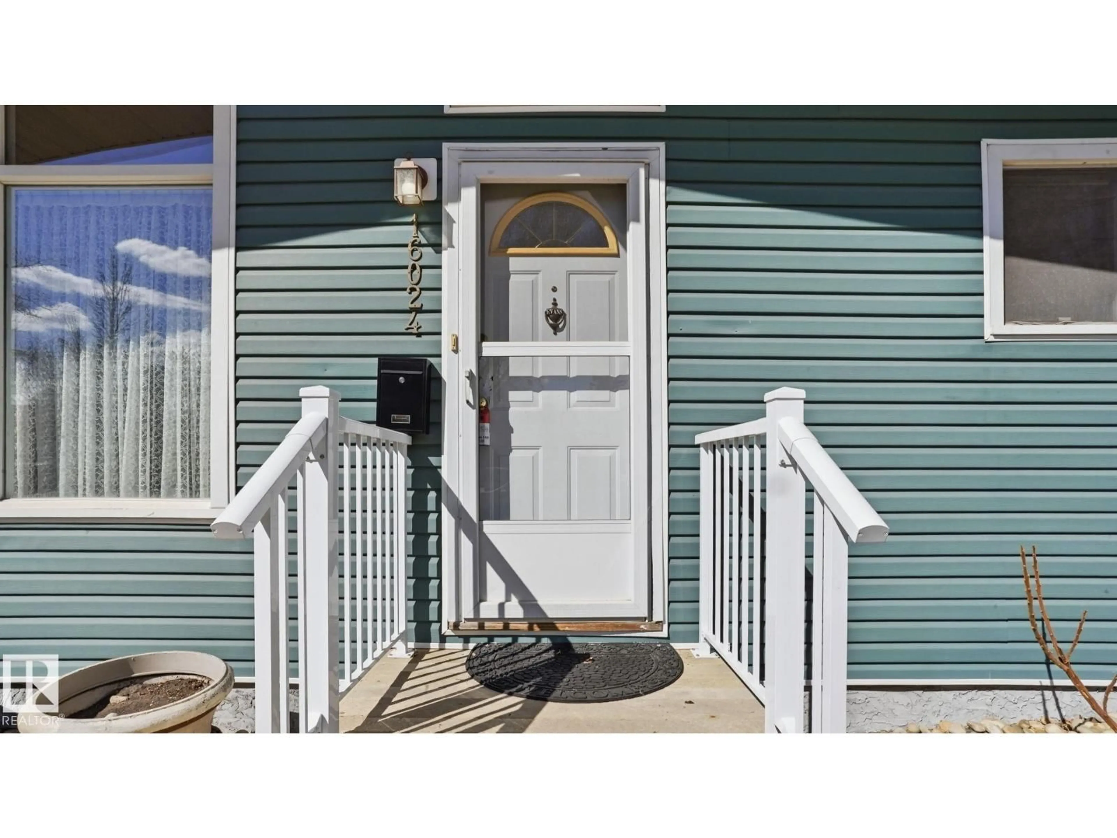 Indoor entryway for 16024 78A AV, Edmonton Alberta T5R3G3