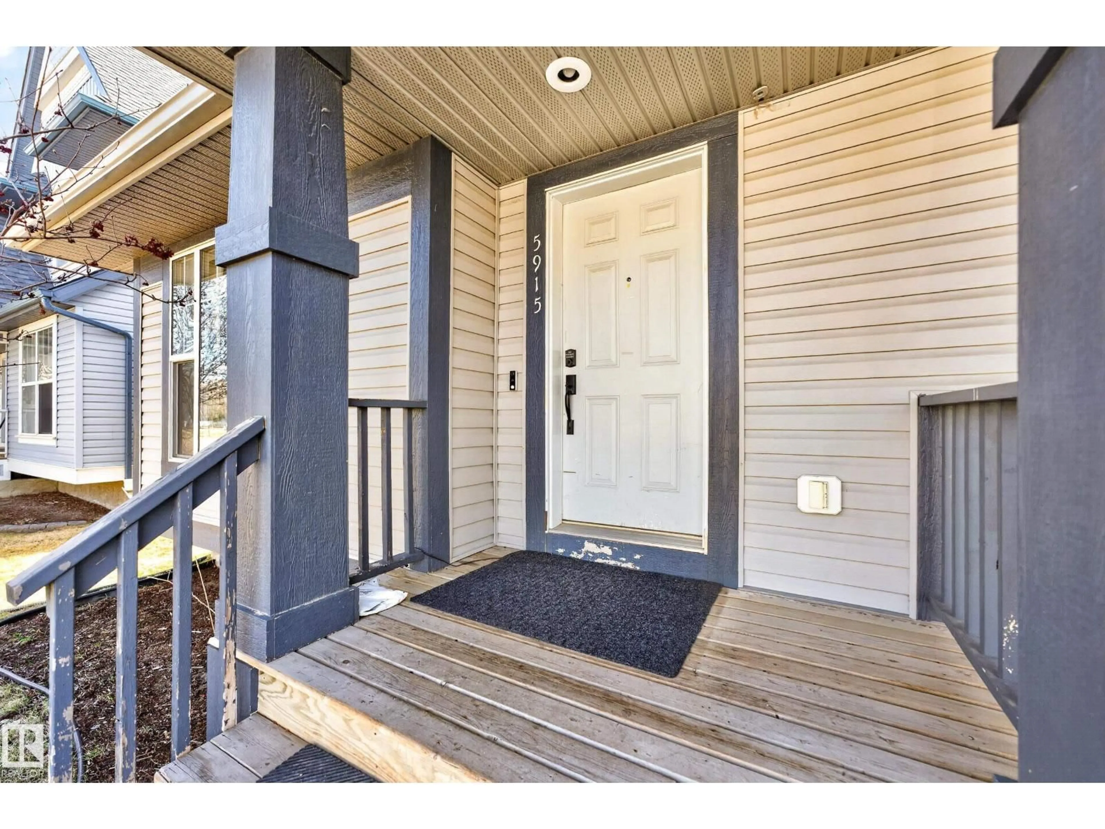 Indoor entryway for 5915 SOUTH TERWILLEGAR BV, Edmonton Alberta T6R0A7