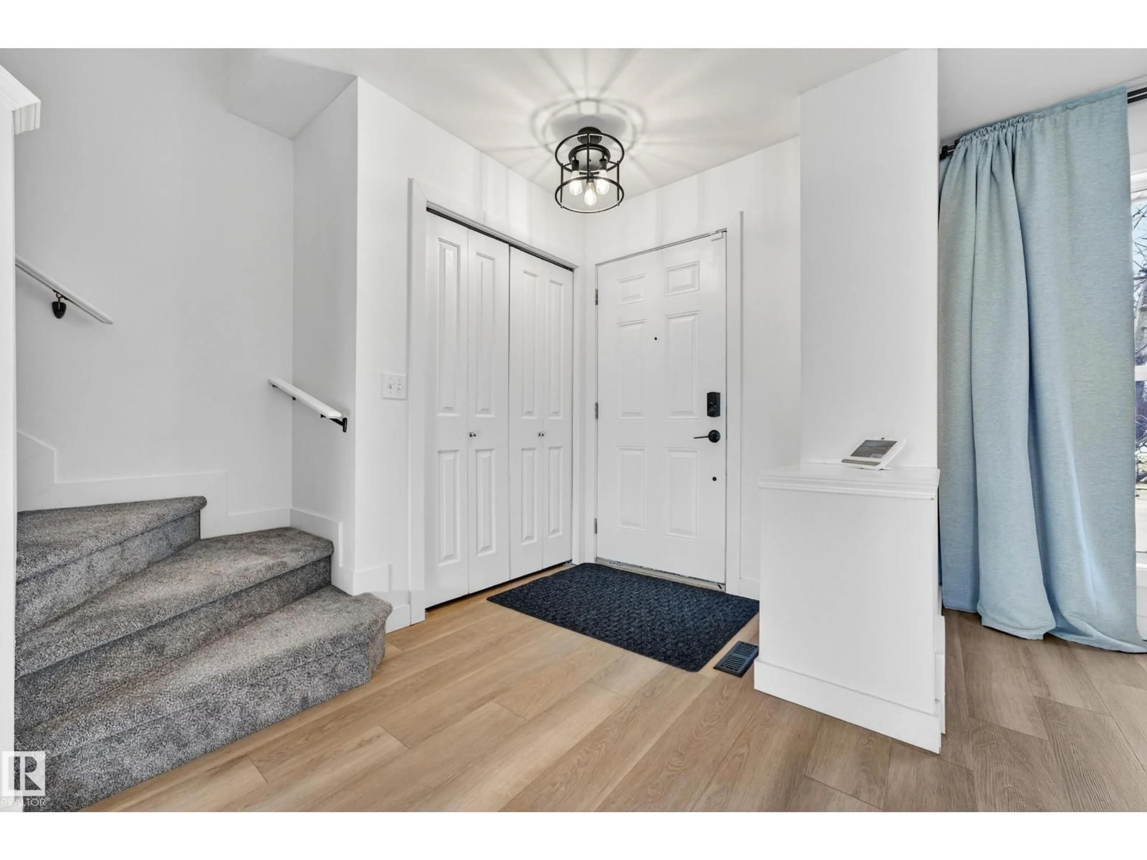 Indoor entryway for 5915 SOUTH TERWILLEGAR BV, Edmonton Alberta T6R0A7
