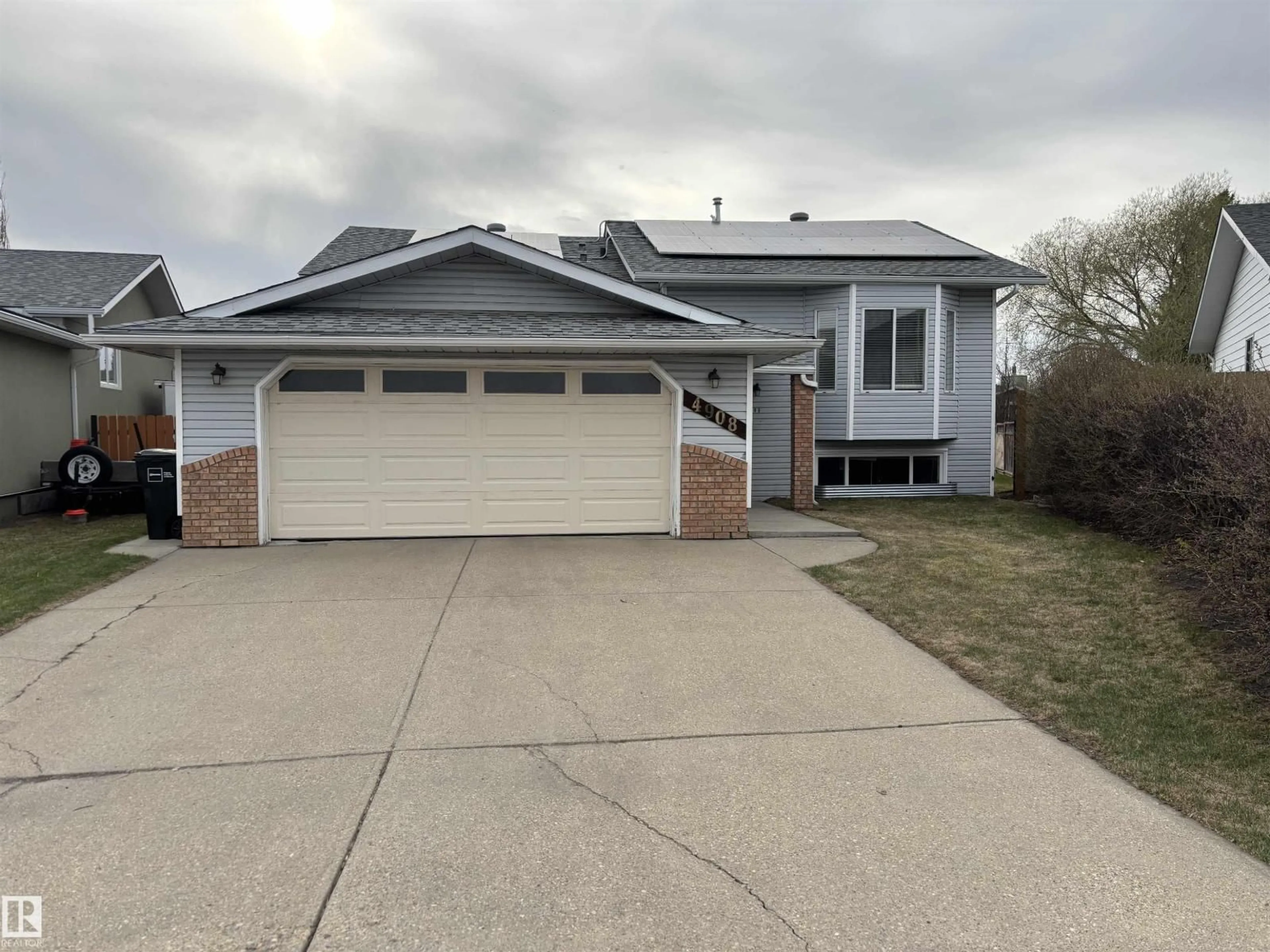 Home with vinyl exterior material, street for 4908 17 AV, Edmonton Alberta T6L2Y7