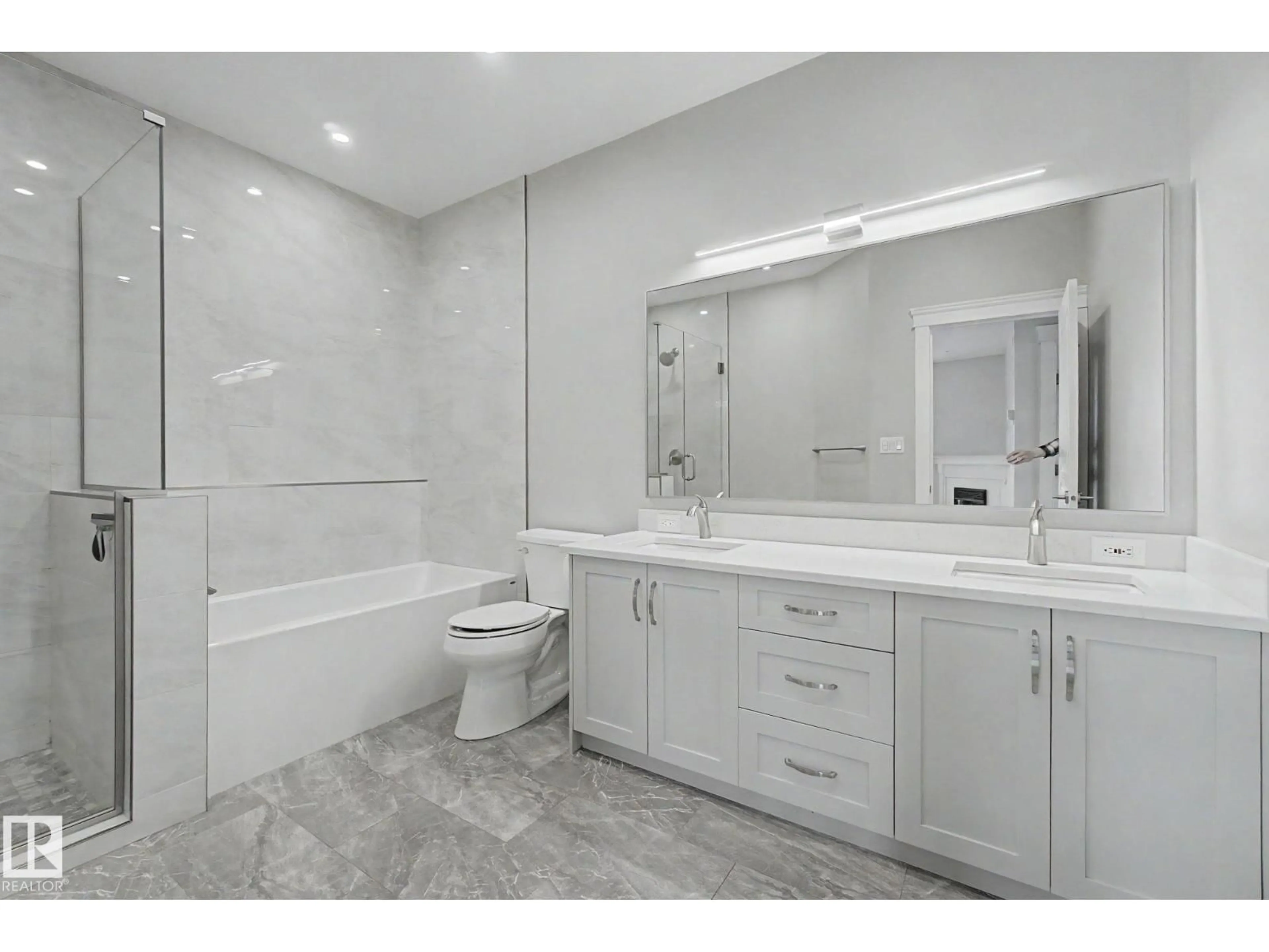 Contemporary bathroom, ceramic/tile floor for 10033 - 411 110 ST NW, Edmonton Alberta T5K1J5