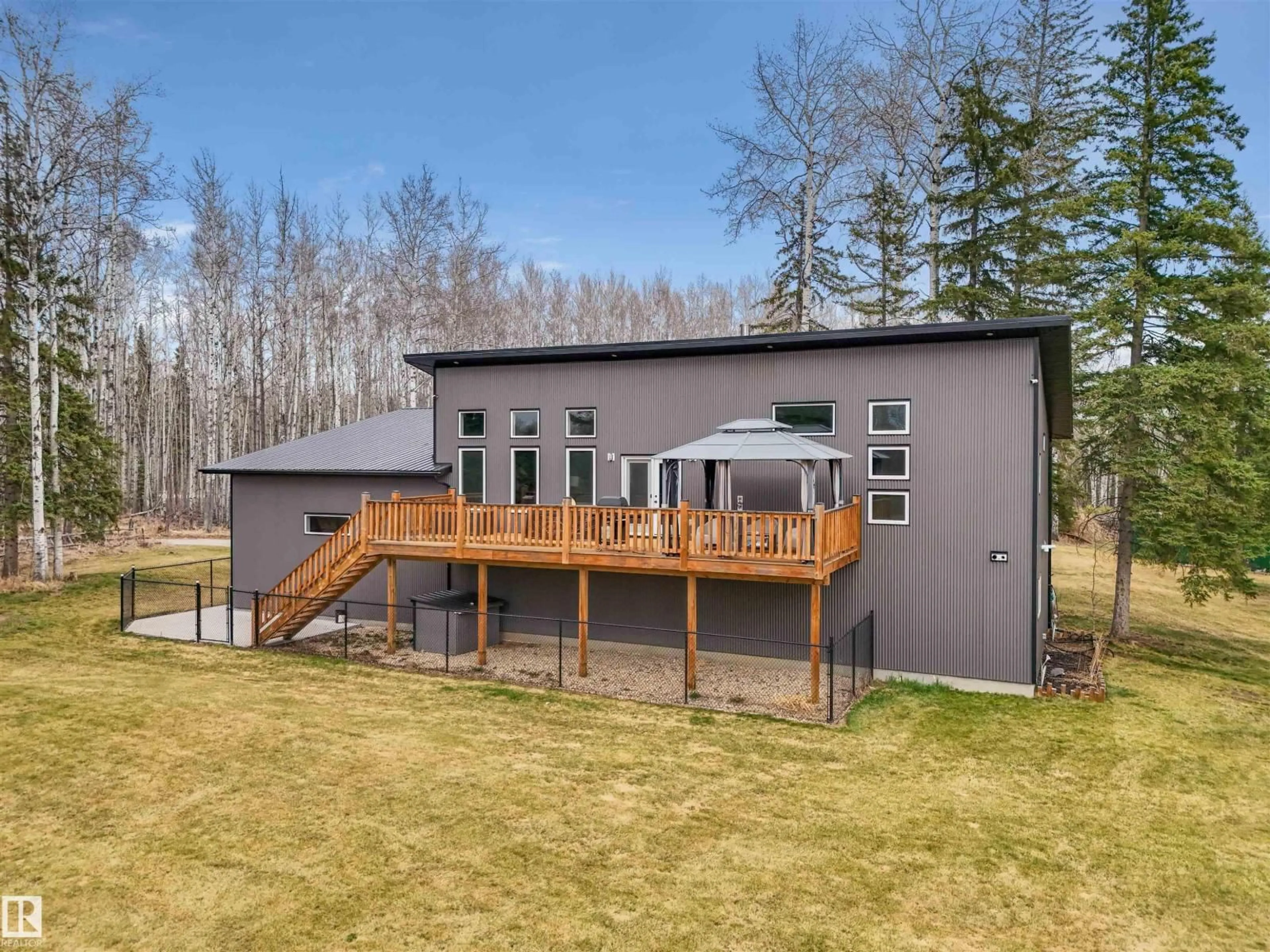 A pic from outside/outdoor area/front of a property/back of a property/a pic from drone, unknown for 9013 HWY 621, Rural Brazeau County Alberta T7A2A3