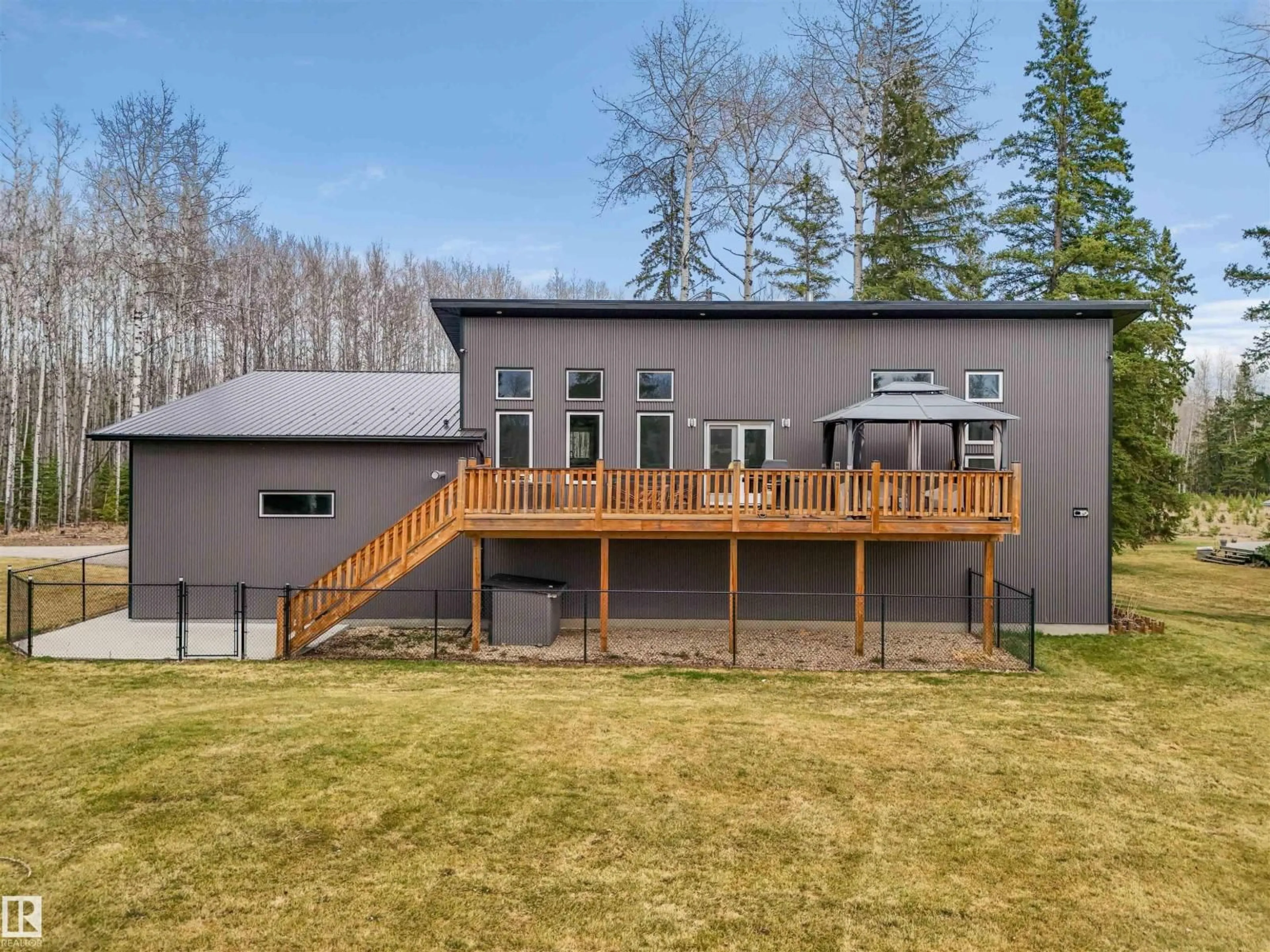 A pic from outside/outdoor area/front of a property/back of a property/a pic from drone, building for 9013 HWY 621, Rural Brazeau County Alberta T7A2A3