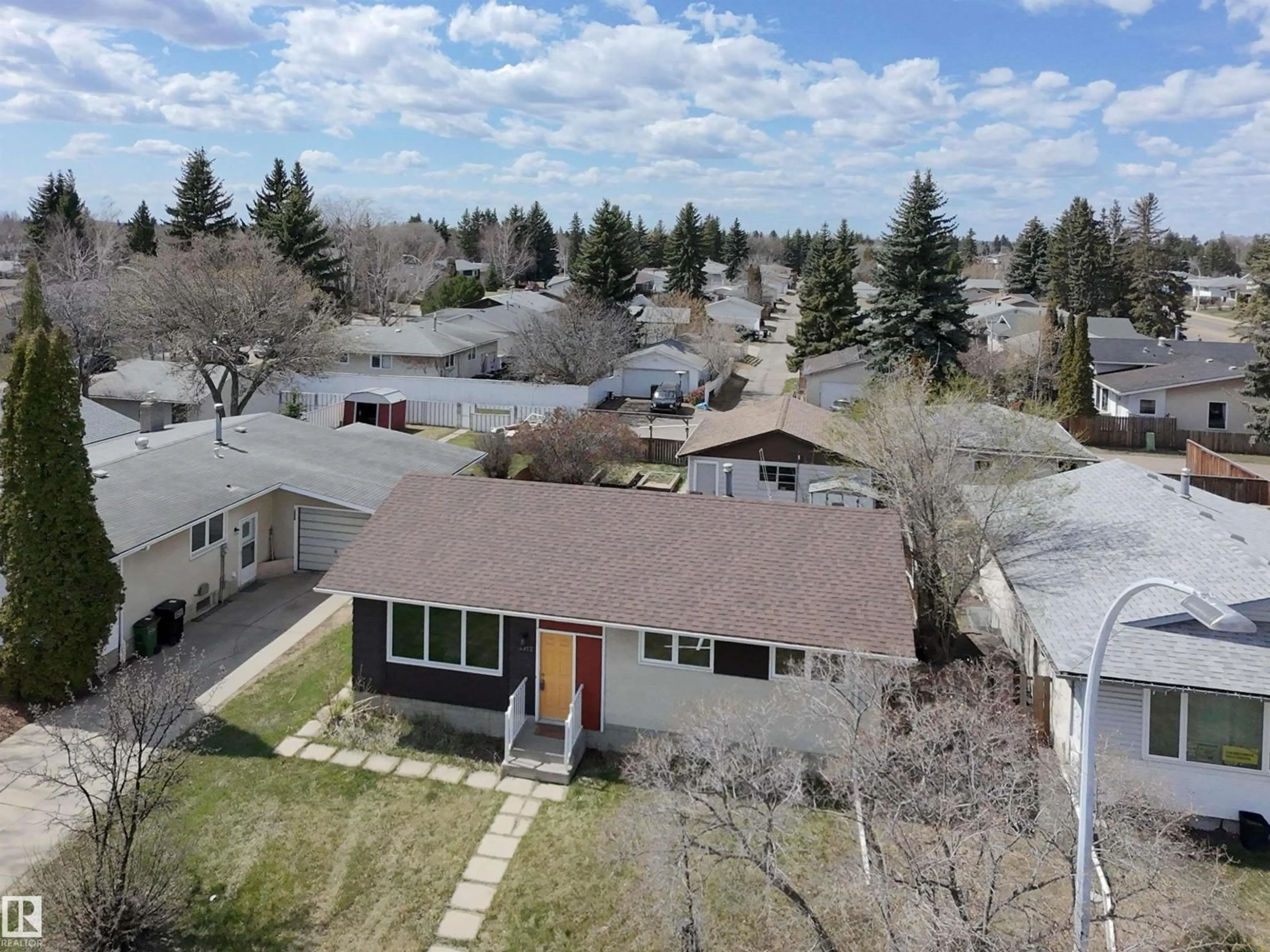 A pic from outside/outdoor area/front of a property/back of a property/a pic from drone, street for 3912 108 ST, Edmonton Alberta T6J1B9