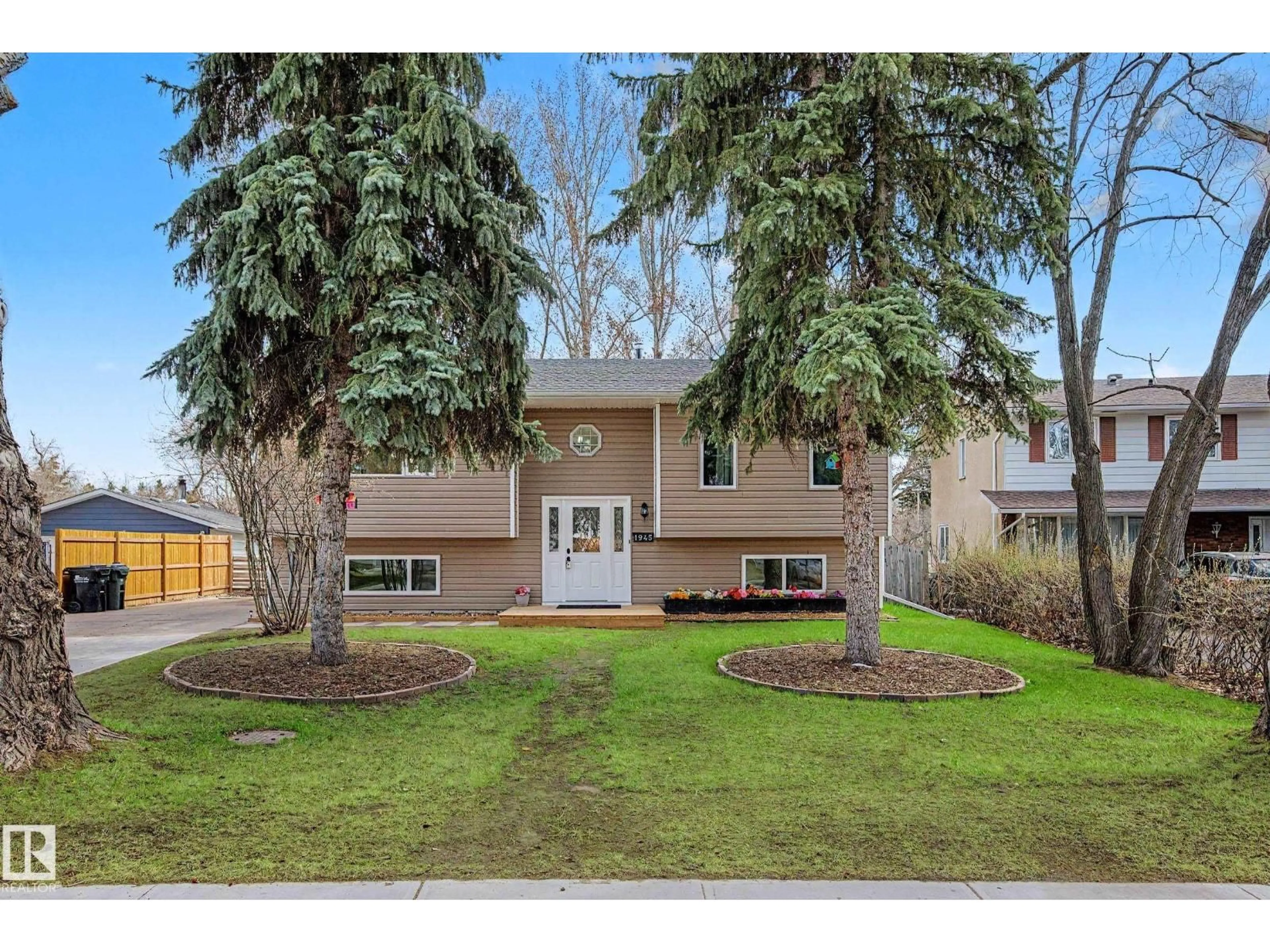 Home with vinyl exterior material, street for 1945 GLENMORE AV, Sherwood Park Alberta T8A0X6
