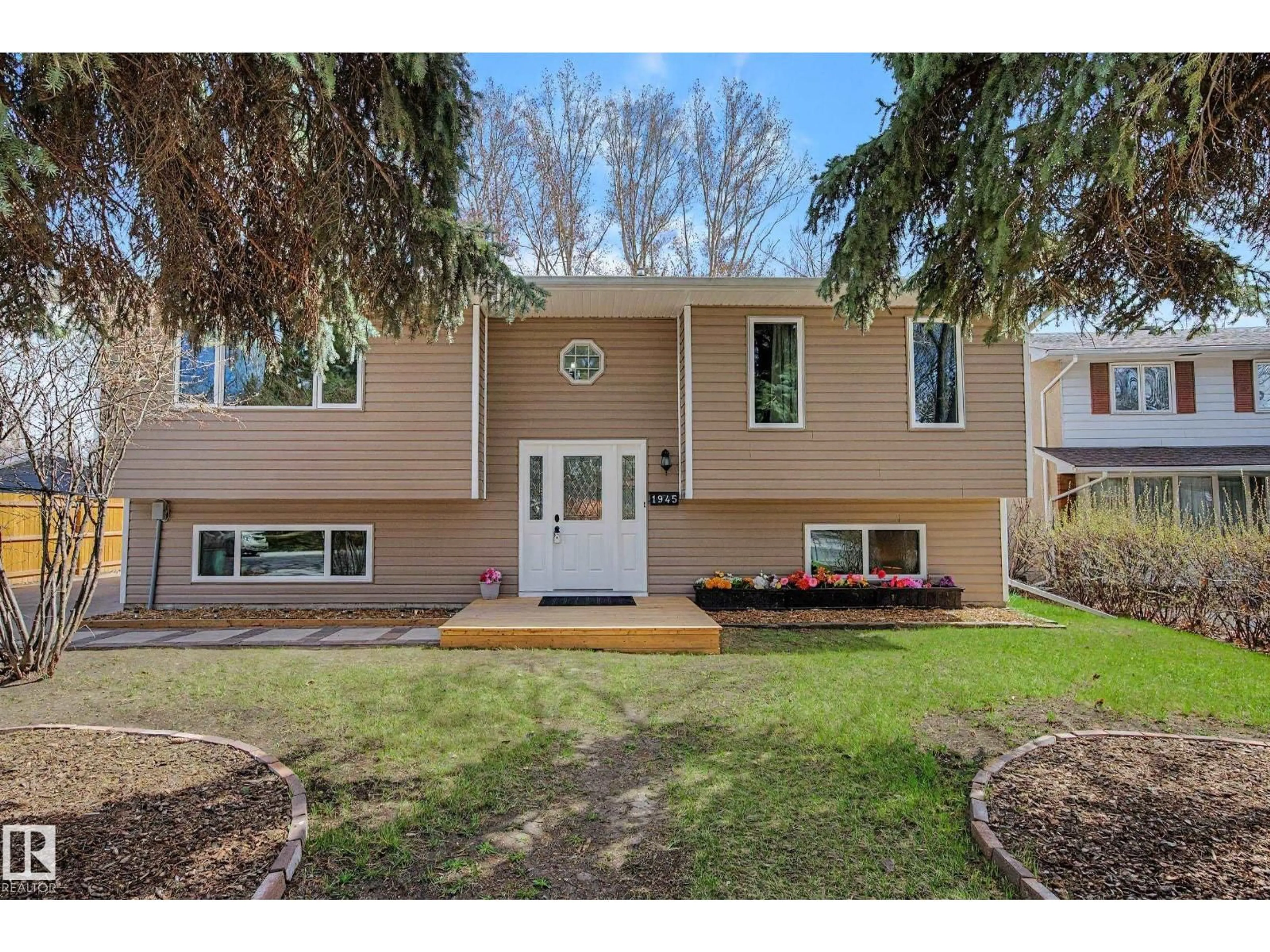 Home with vinyl exterior material, street for 1945 GLENMORE AV, Sherwood Park Alberta T8A0X6