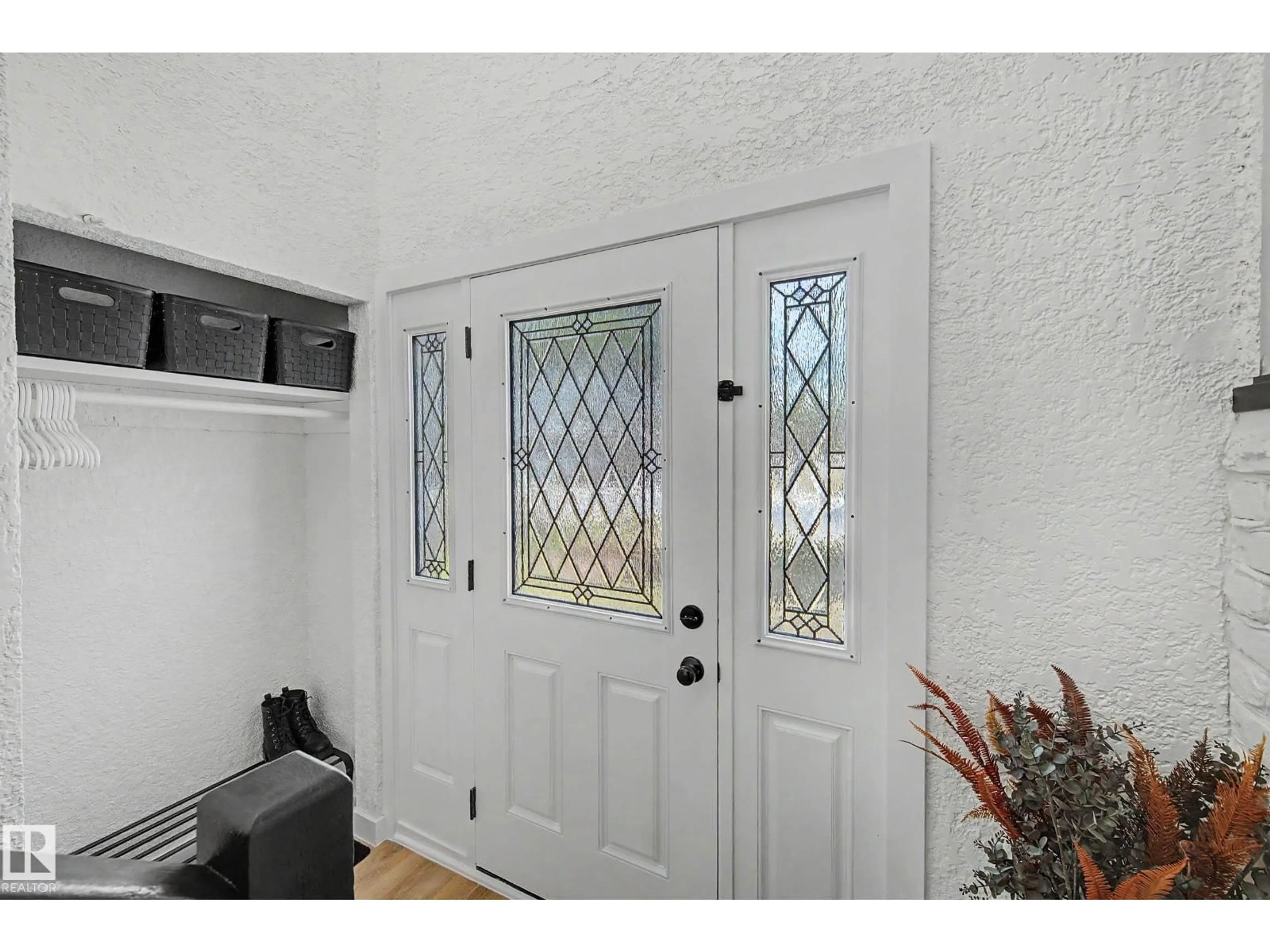 Indoor entryway for 1945 GLENMORE AV, Sherwood Park Alberta T8A0X6