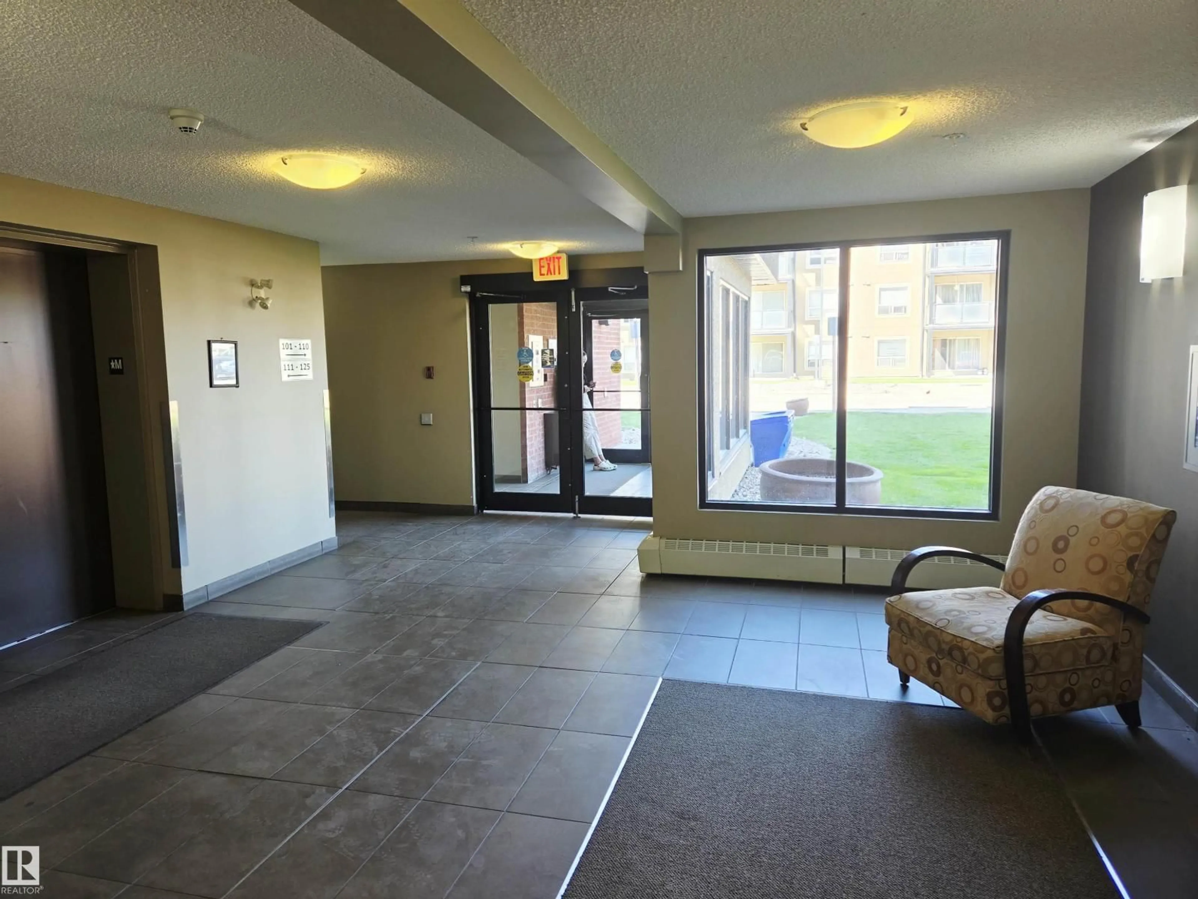 Indoor foyer for 423 13907 136 ST NW, Edmonton Alberta T6V1Y5