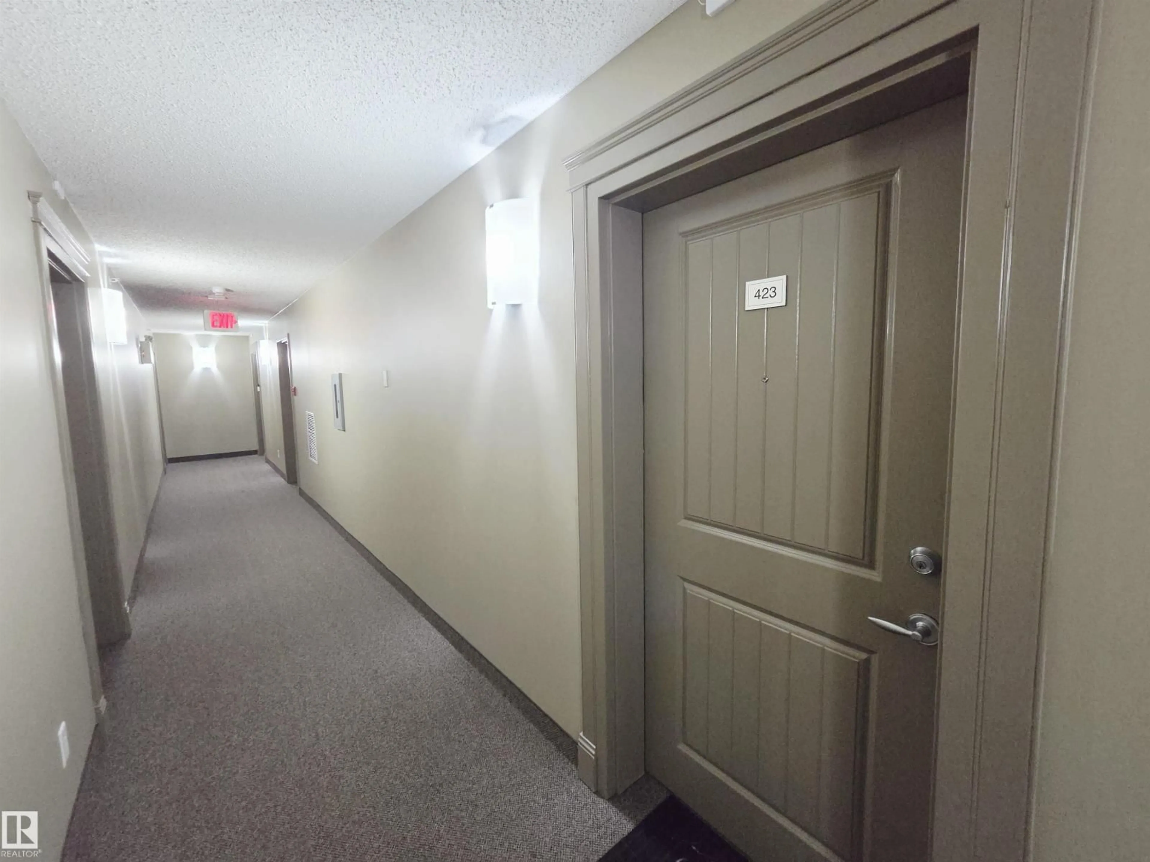 Indoor foyer for 423 13907 136 ST NW, Edmonton Alberta T6V1Y5