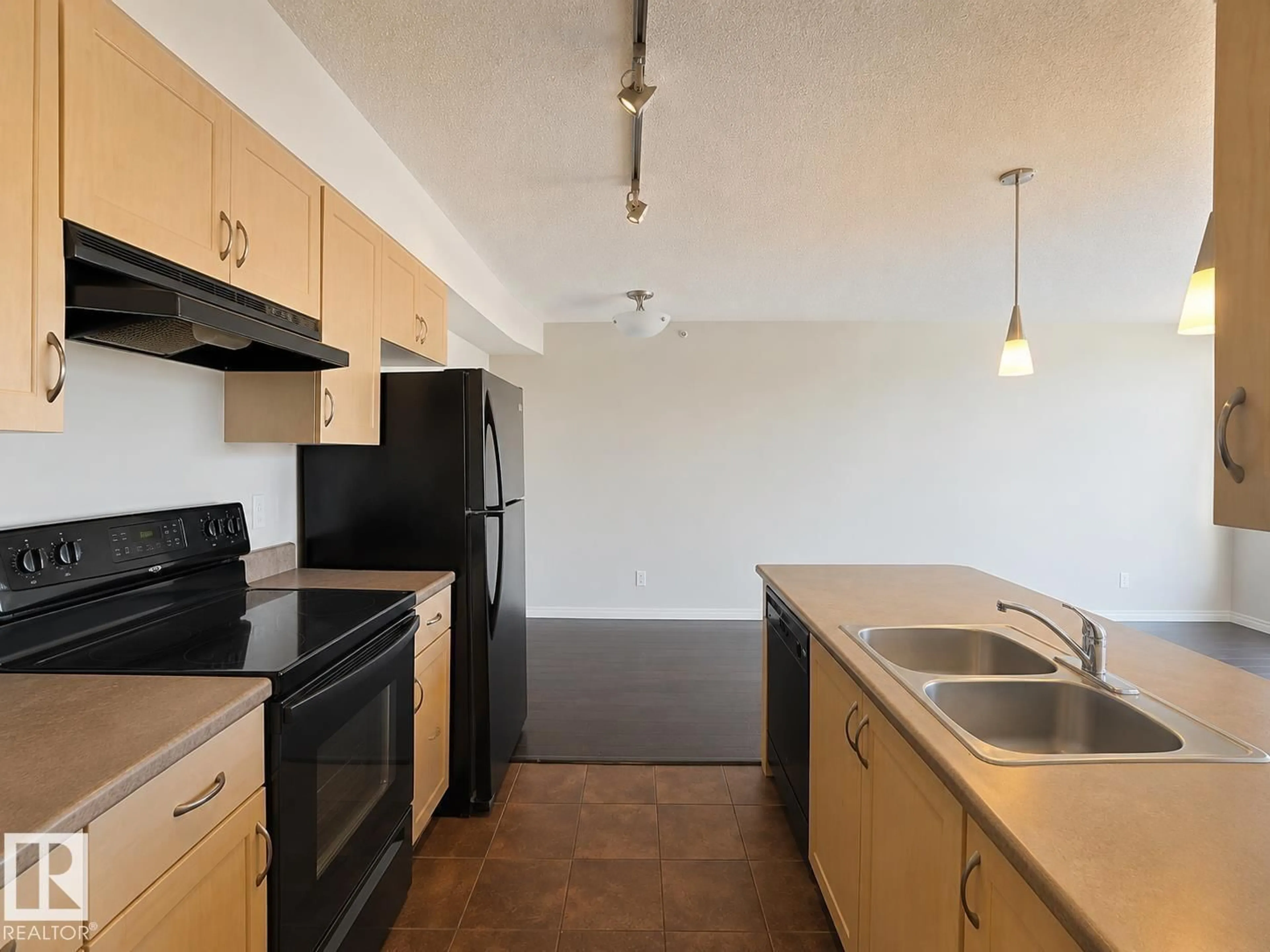 Standard kitchen, unknown for 423 13907 136 ST NW, Edmonton Alberta T6V1Y5