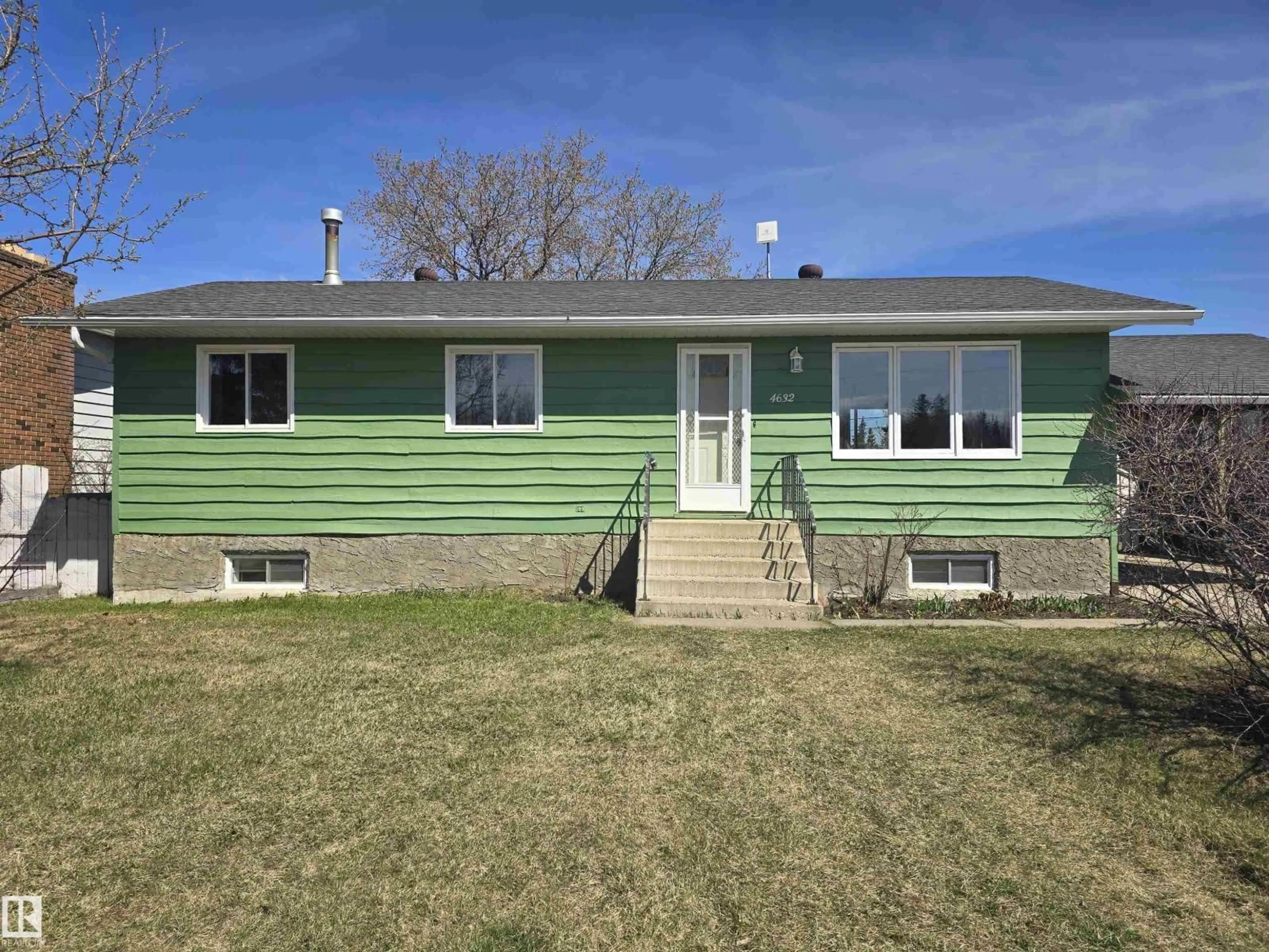 Home with vinyl exterior material, street for 4632 46 AV, Evansburg Alberta T0E0T0