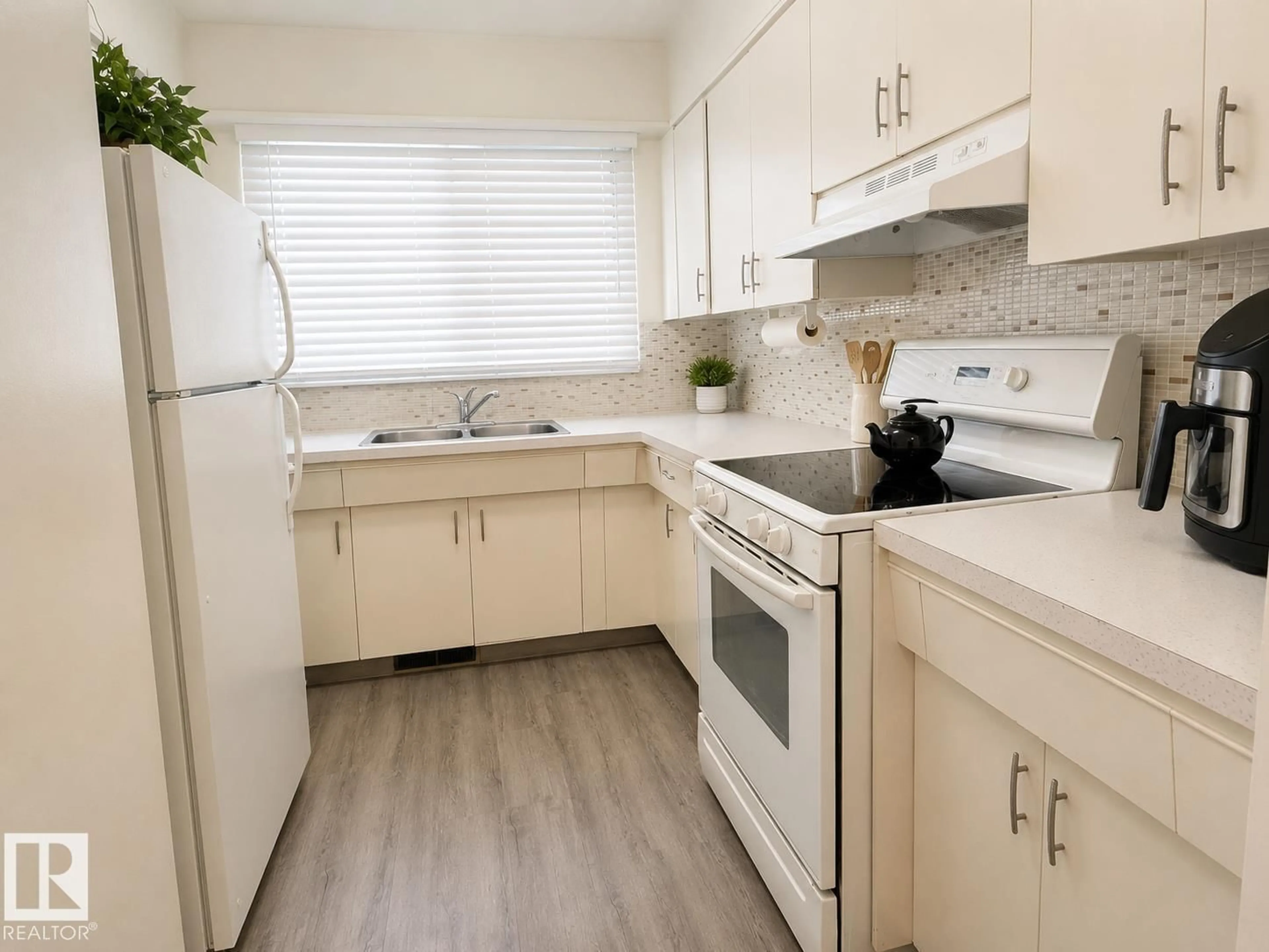 Standard kitchen, unknown for 5712 101 AV, Edmonton Alberta T6A0G8
