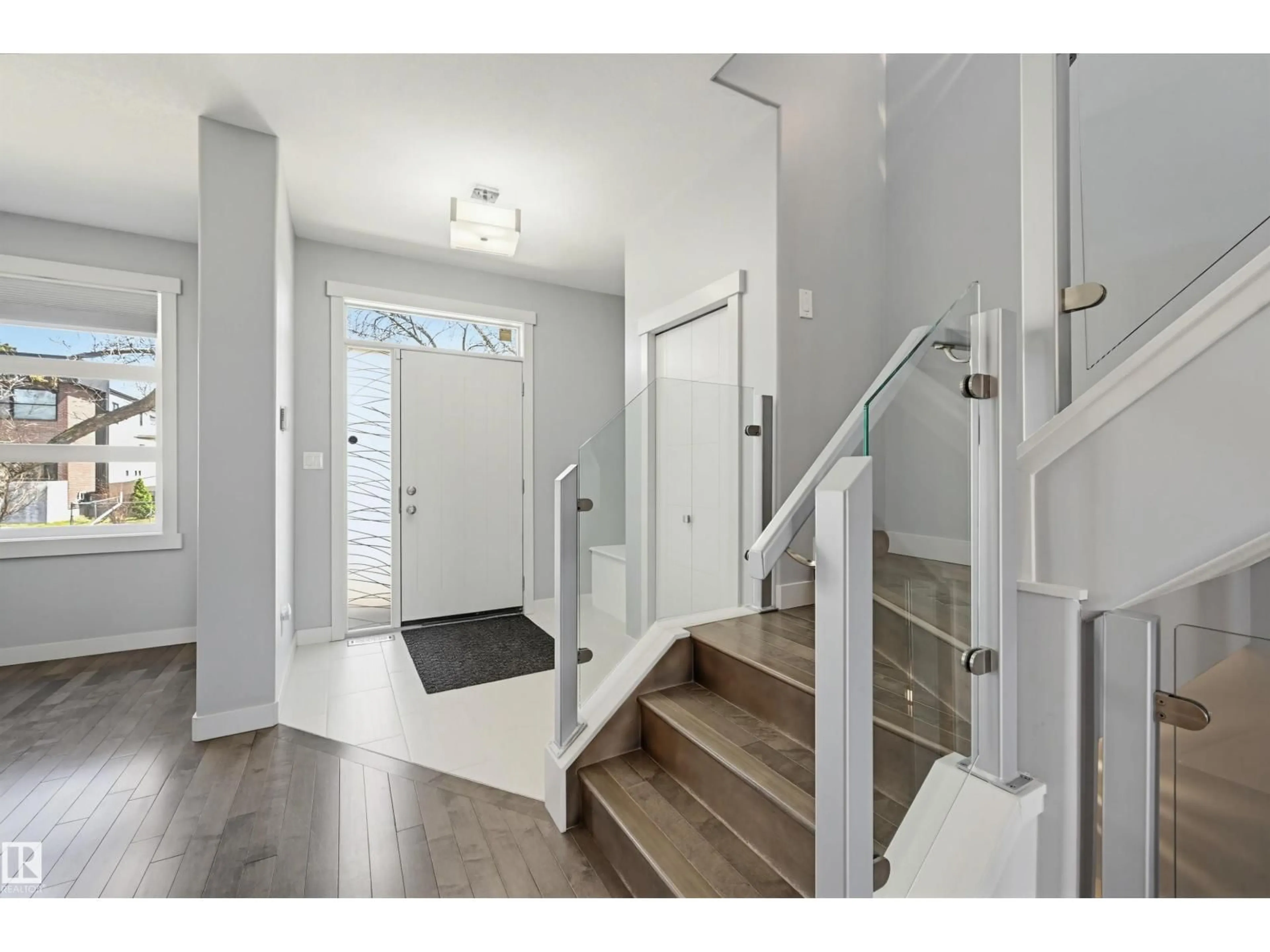 Indoor entryway for 8834 91 ST, Edmonton Alberta T6C3M4
