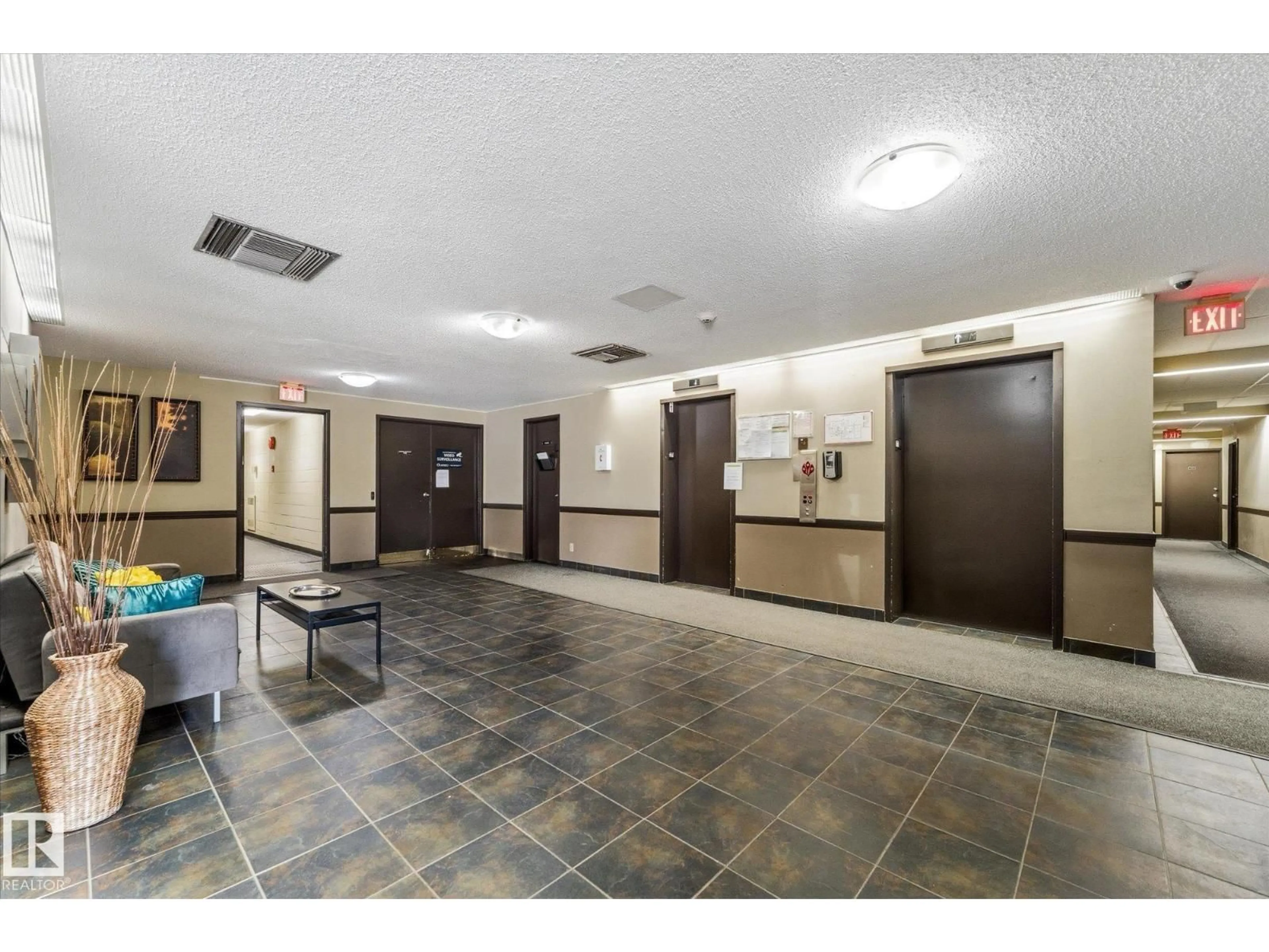 Indoor foyer for 905 - 10175 114 ST NW, Edmonton Alberta T5K2L4