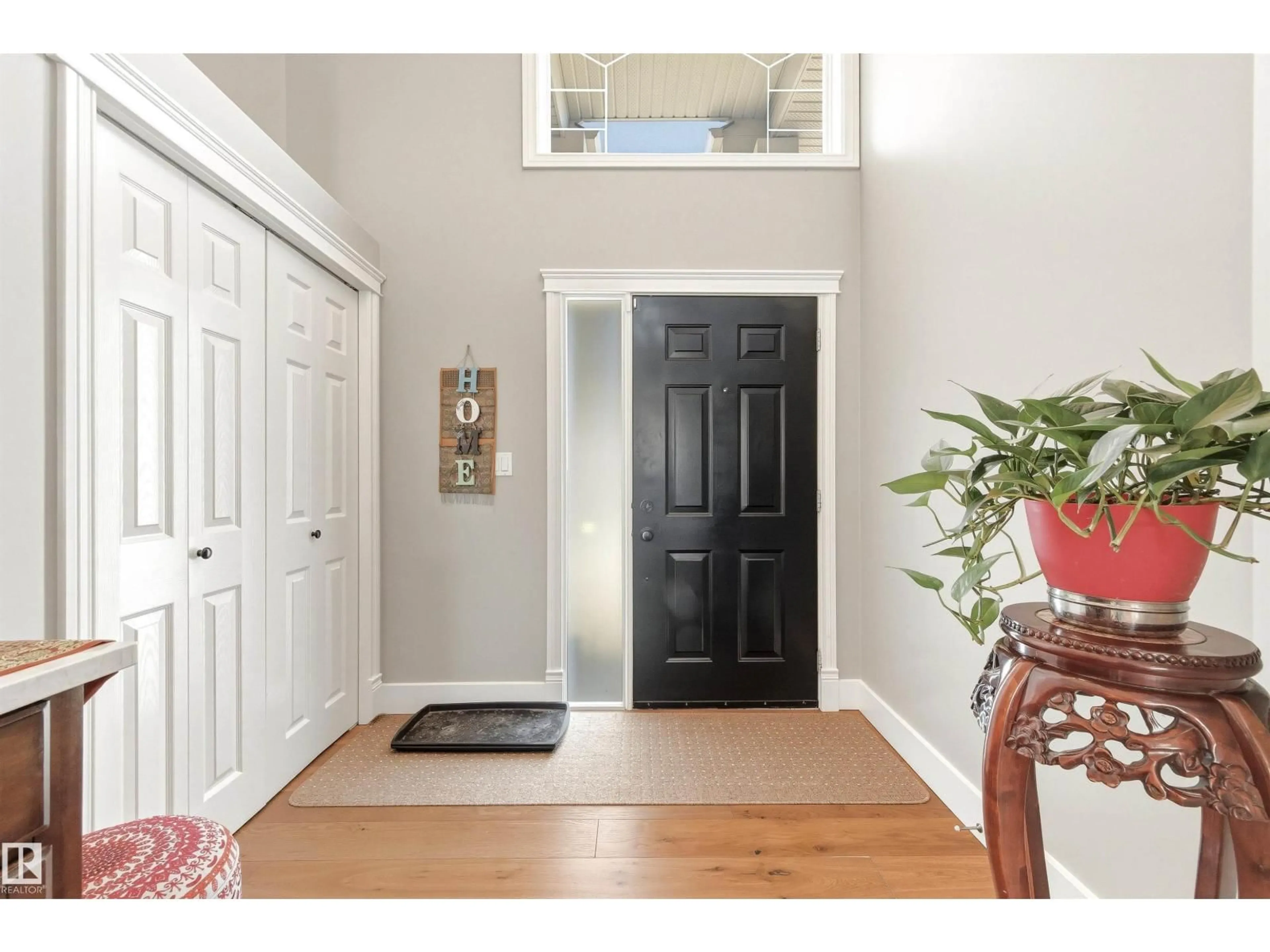 Indoor entryway for 1145 LINCOLN CR, Edmonton Alberta T6R3B2