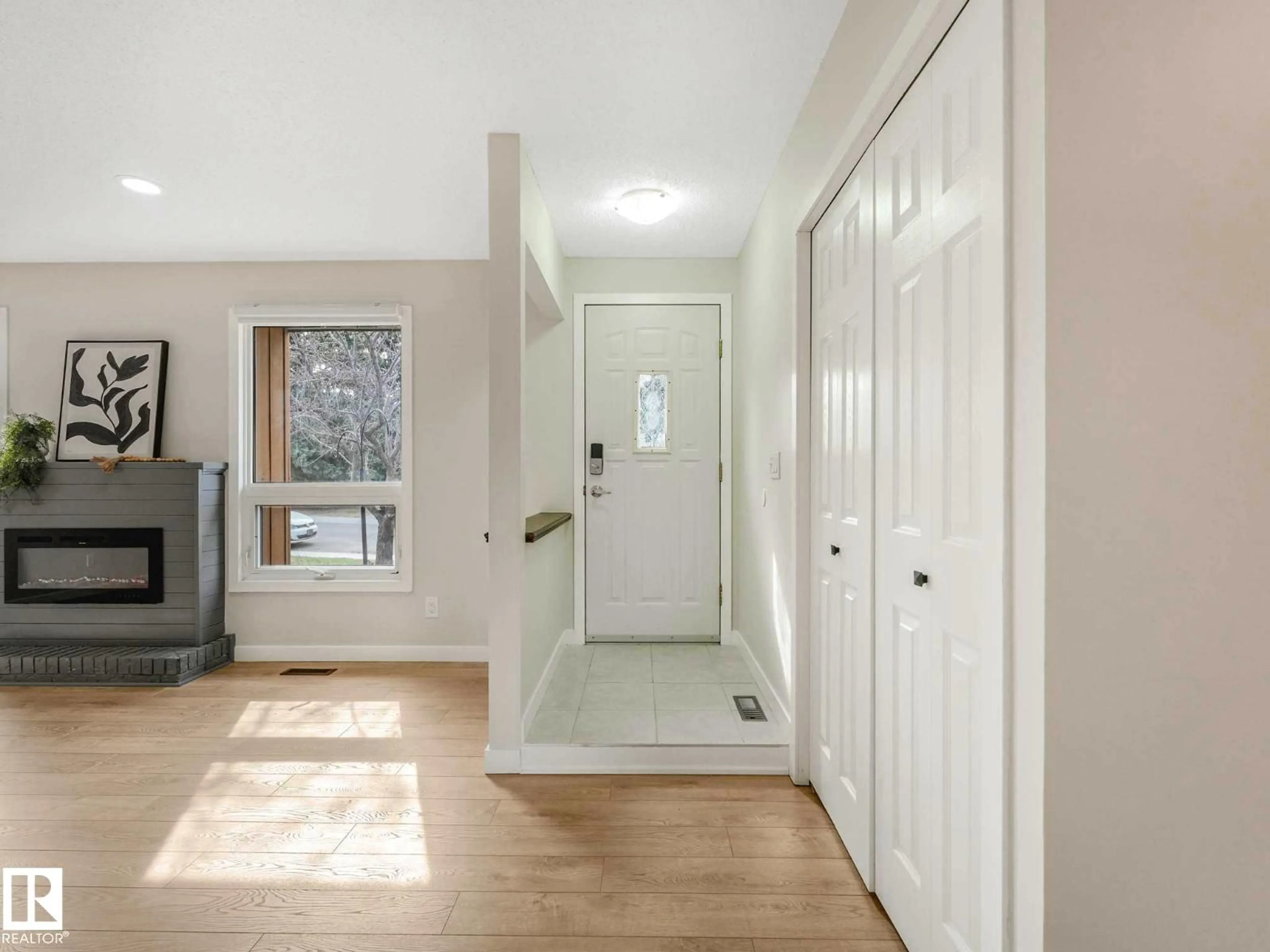 Indoor entryway for 37 WOODSTOCK DR, Sherwood Park Alberta T8A4C4