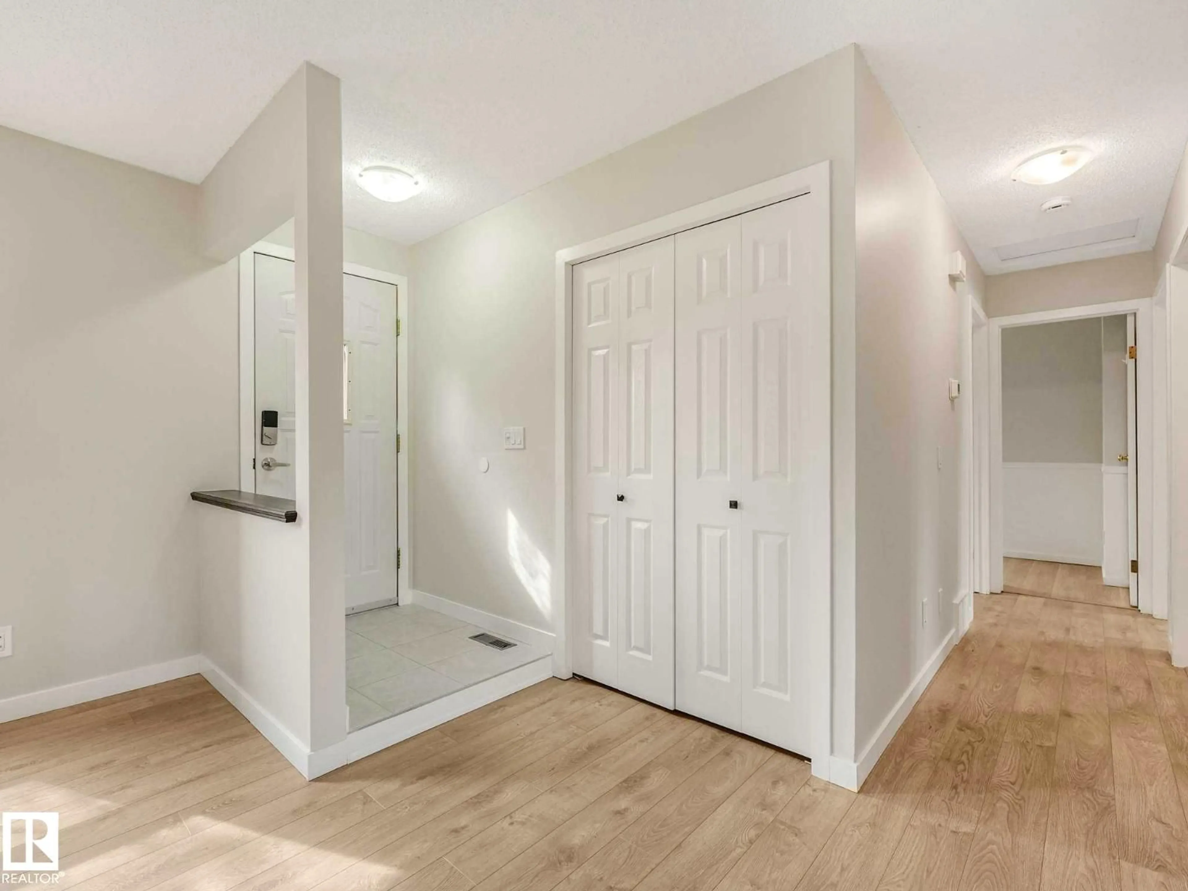 Indoor entryway for 37 WOODSTOCK DR, Sherwood Park Alberta T8A4C4
