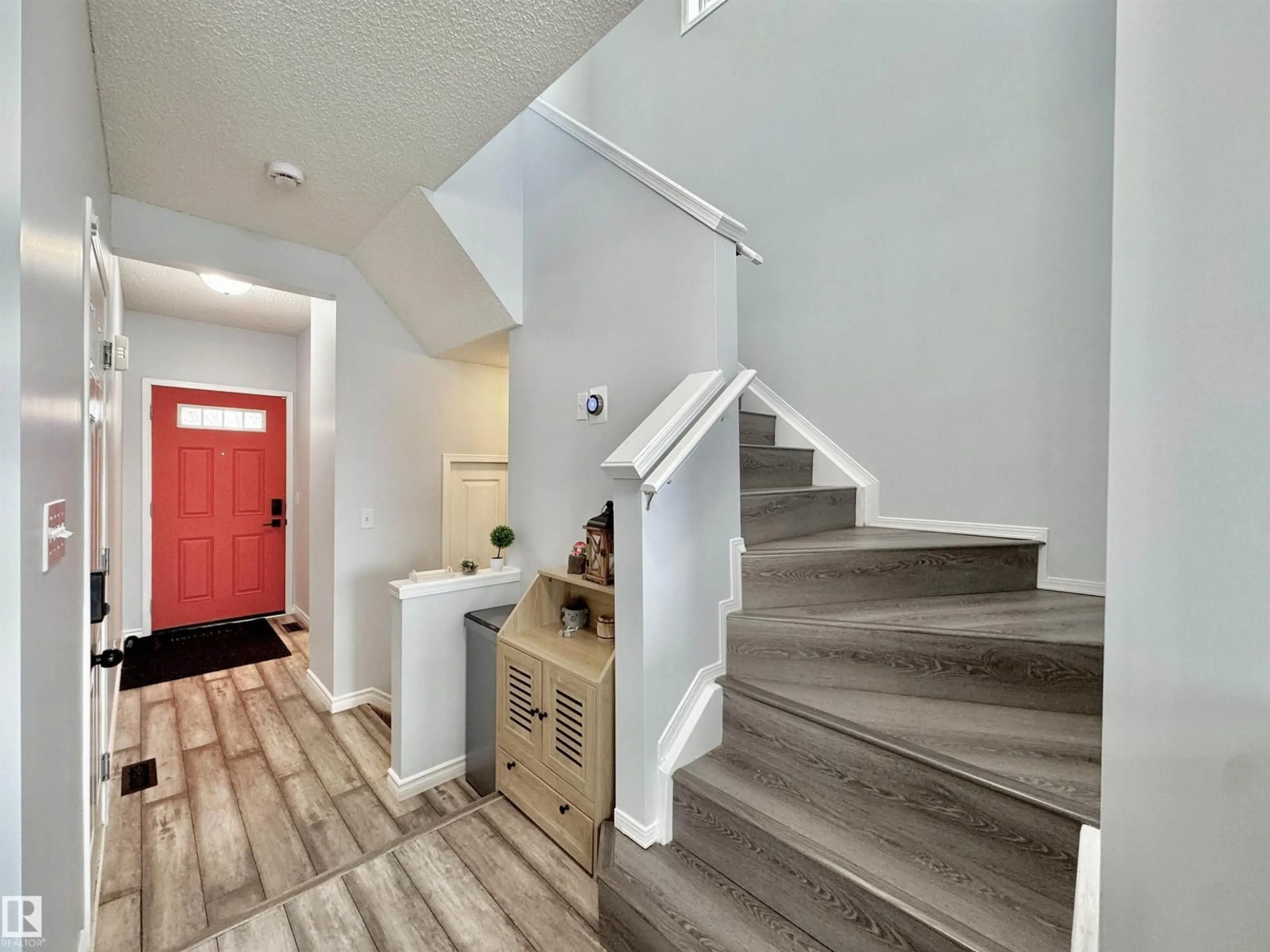Indoor entryway for 51 GALLOWAY WD, Fort Saskatchewan Alberta T8L0A3