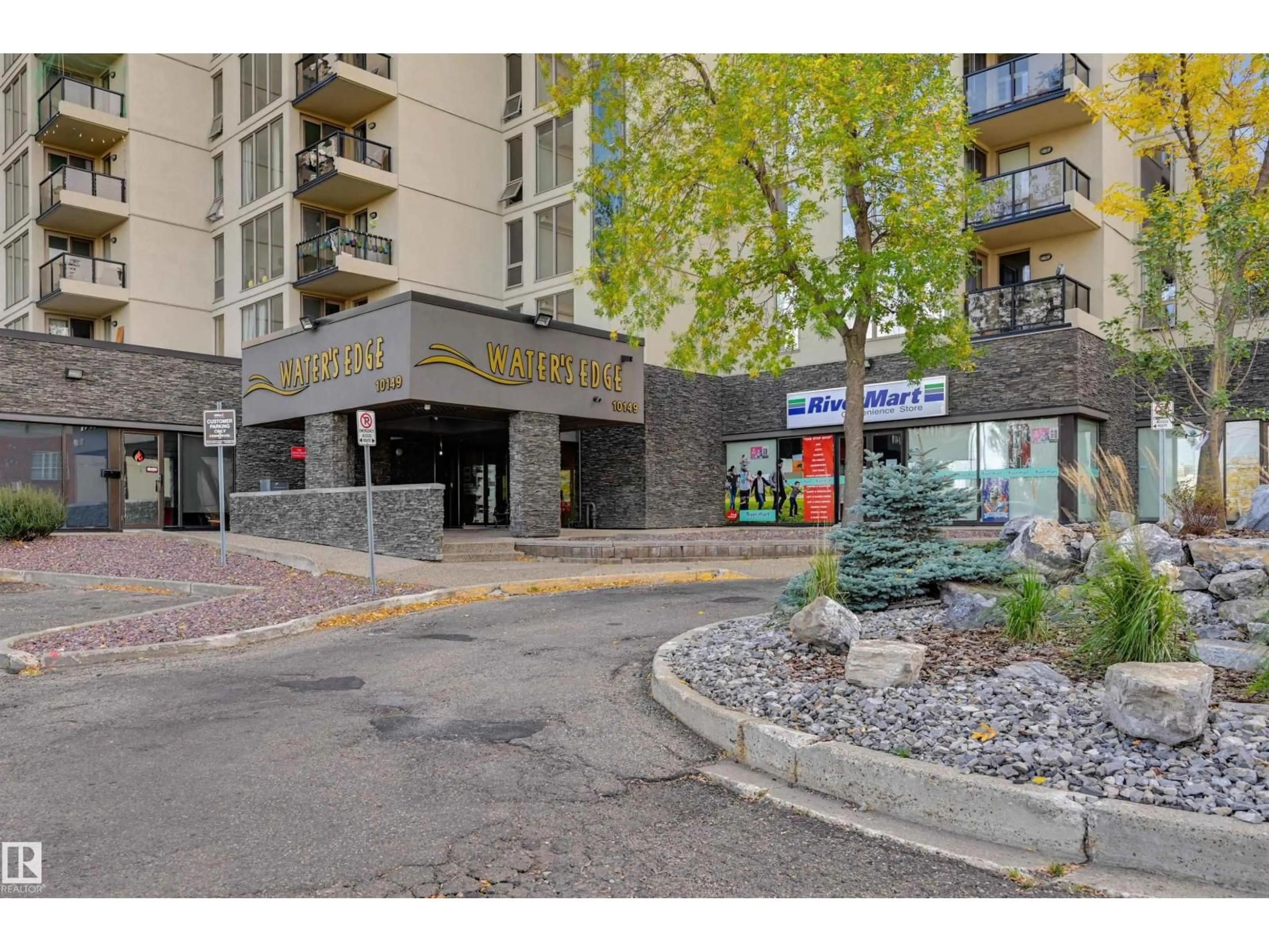 Indoor foyer for #1001 - 1001 SASKATCHEWAN DR, Edmonton Alberta T6E6B6
