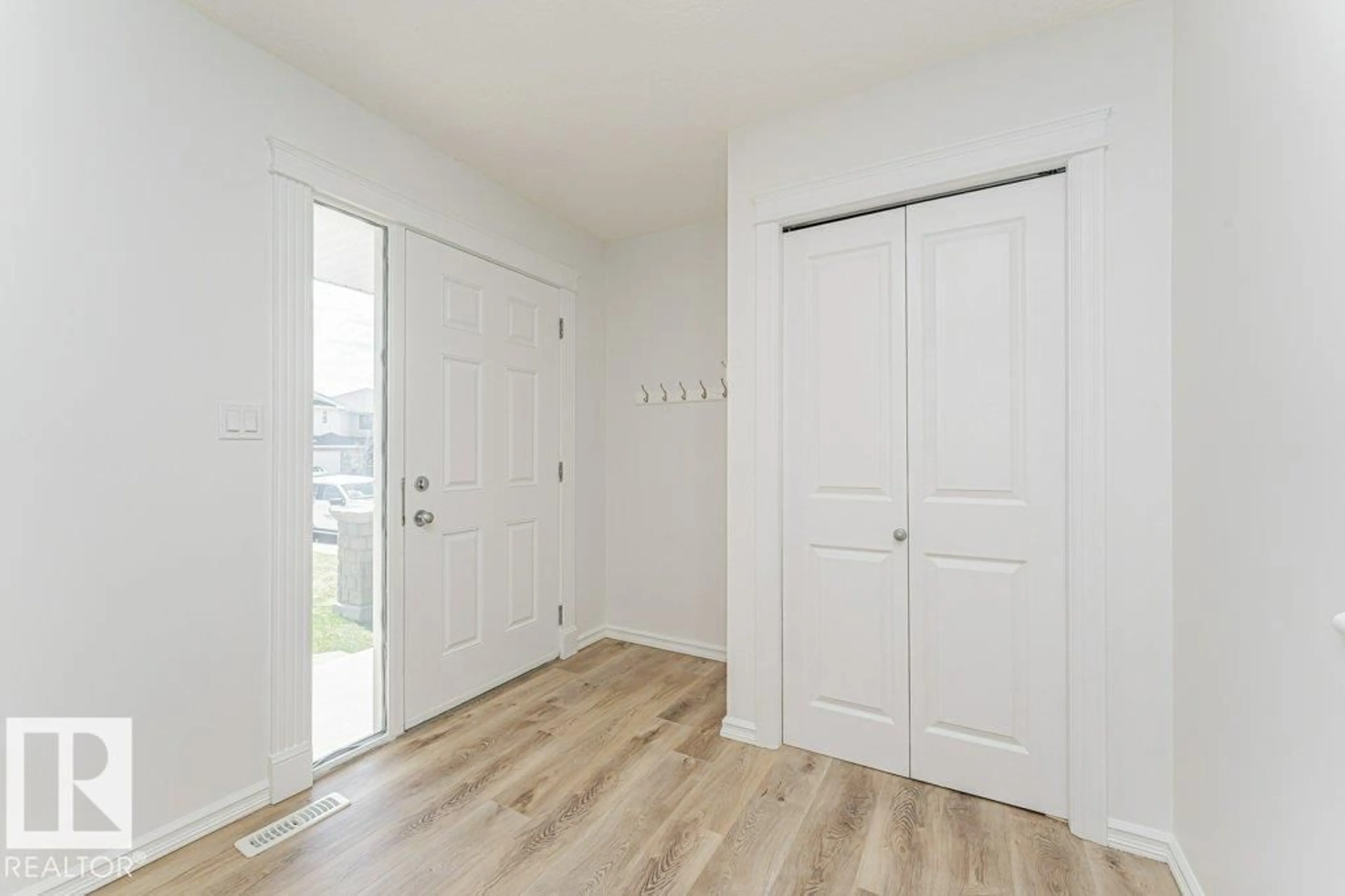 Indoor entryway for 6354 SANDIN WY, Edmonton Alberta T6R0K1