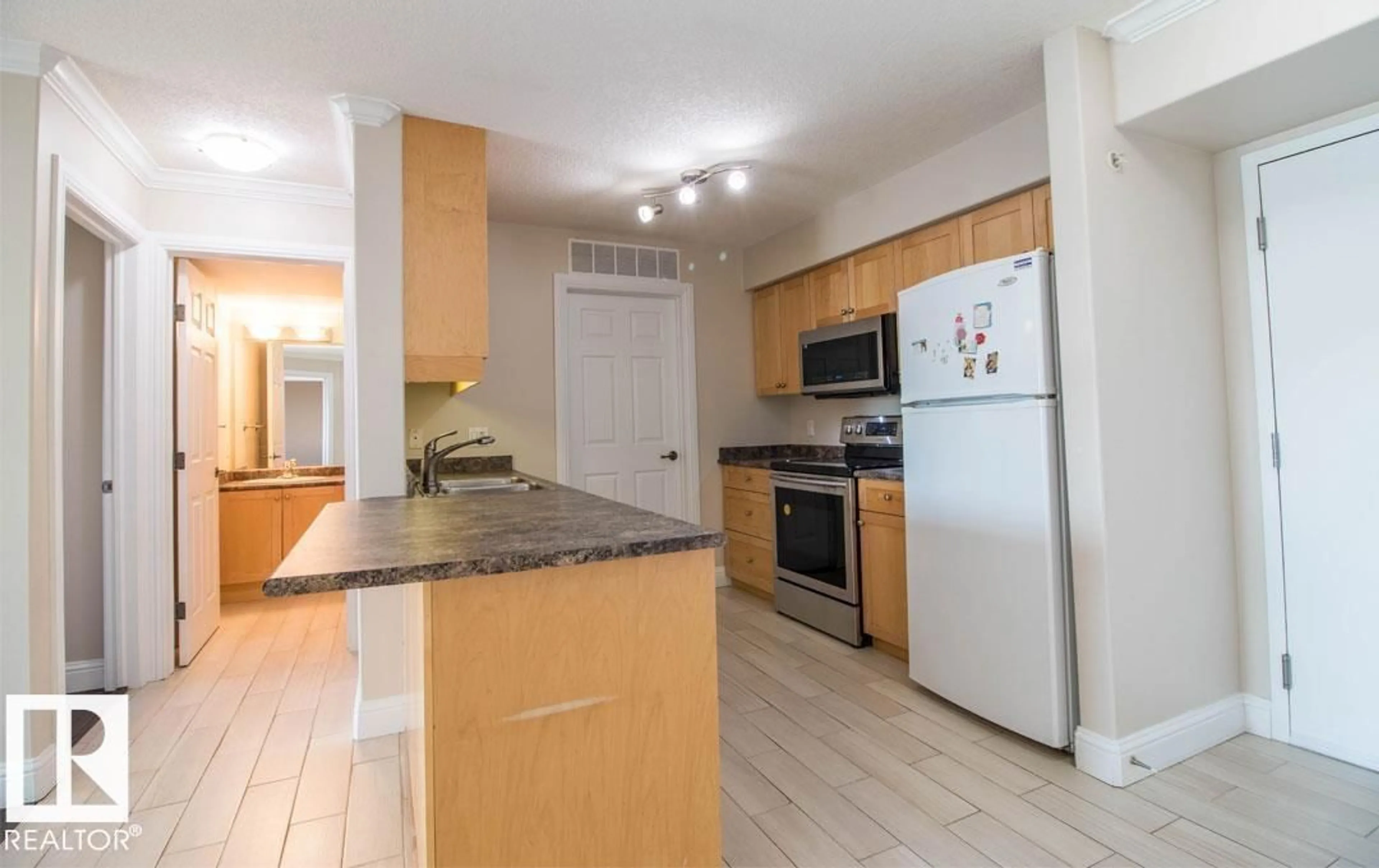 Standard kitchen, unknown for 418 13111 140 AV NW, Edmonton Alberta T6V0B1