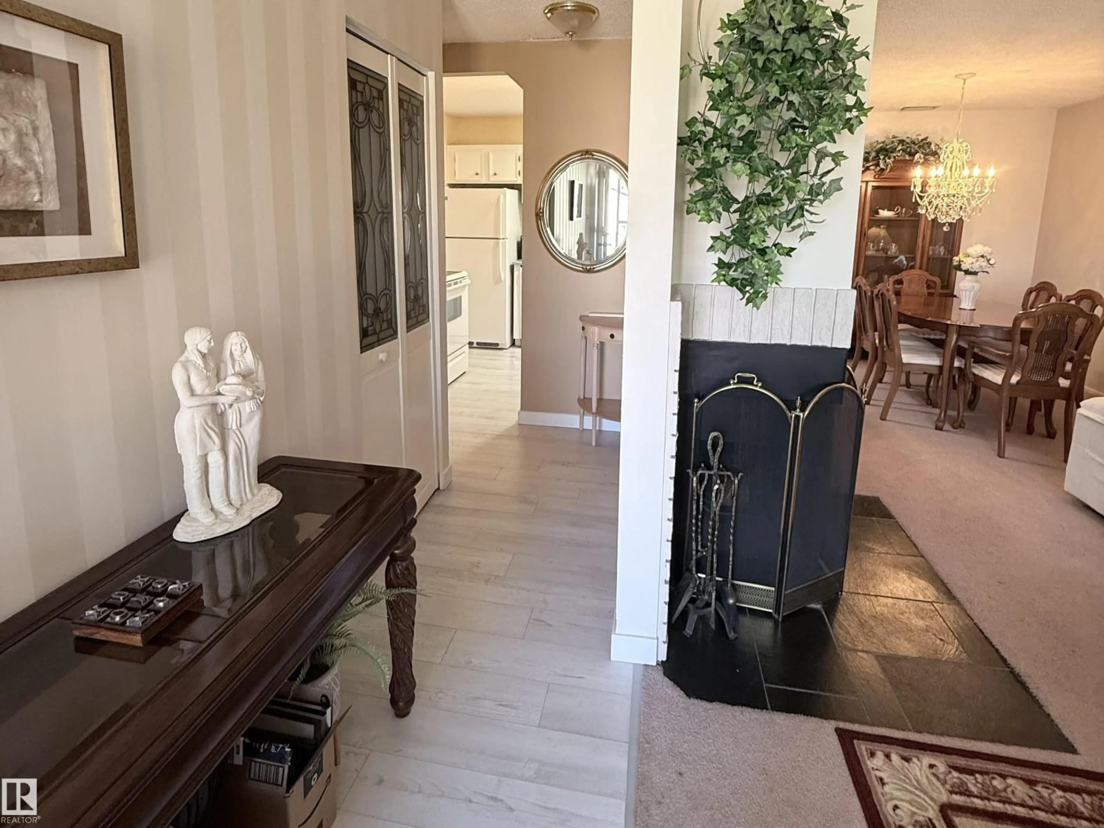 Indoor entryway for 2071 SADDLEBACK RD, Edmonton Alberta T6J4T4