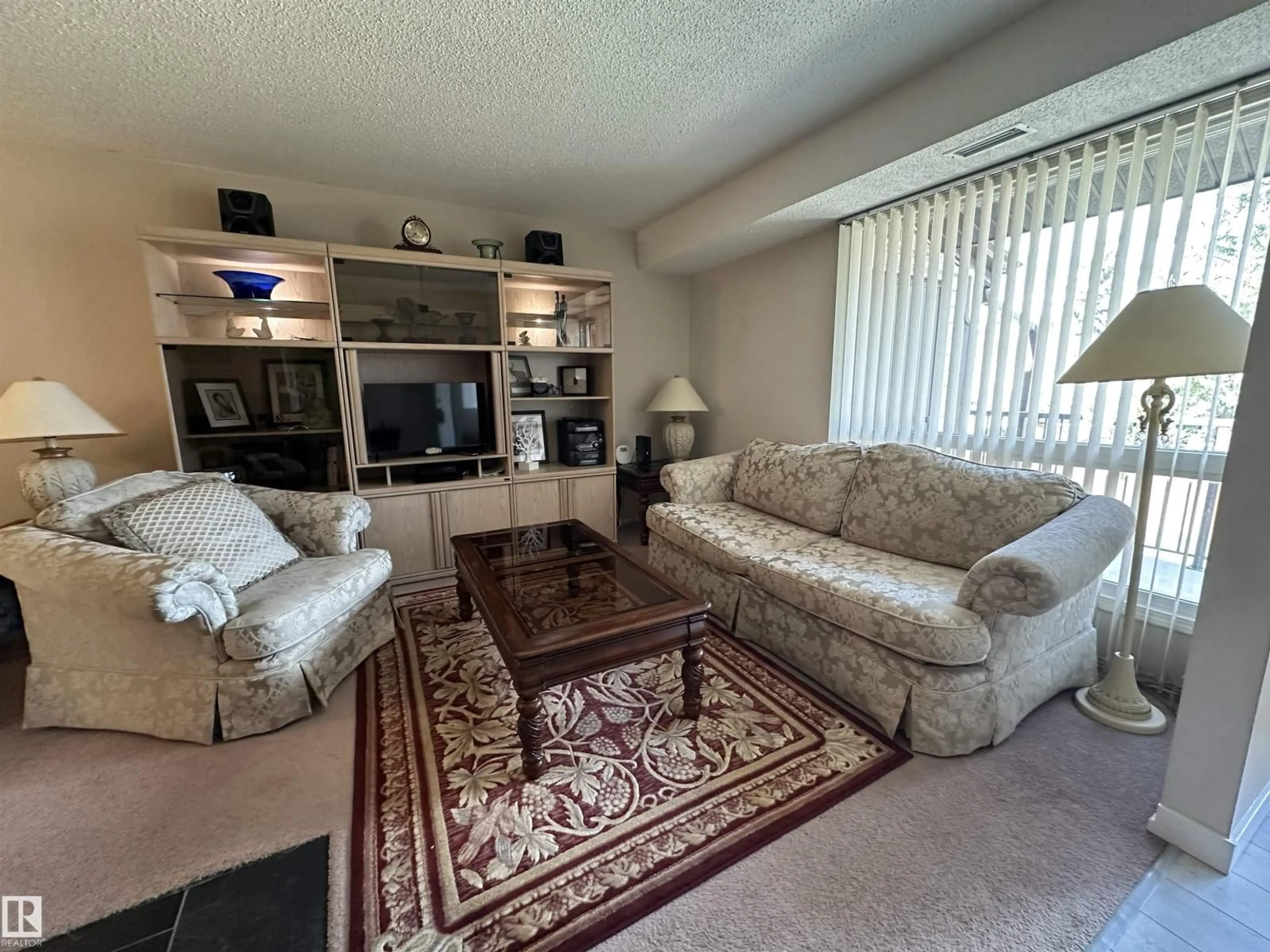 Living room with furniture, carpet floor for 2071 SADDLEBACK RD, Edmonton Alberta T6J4T4