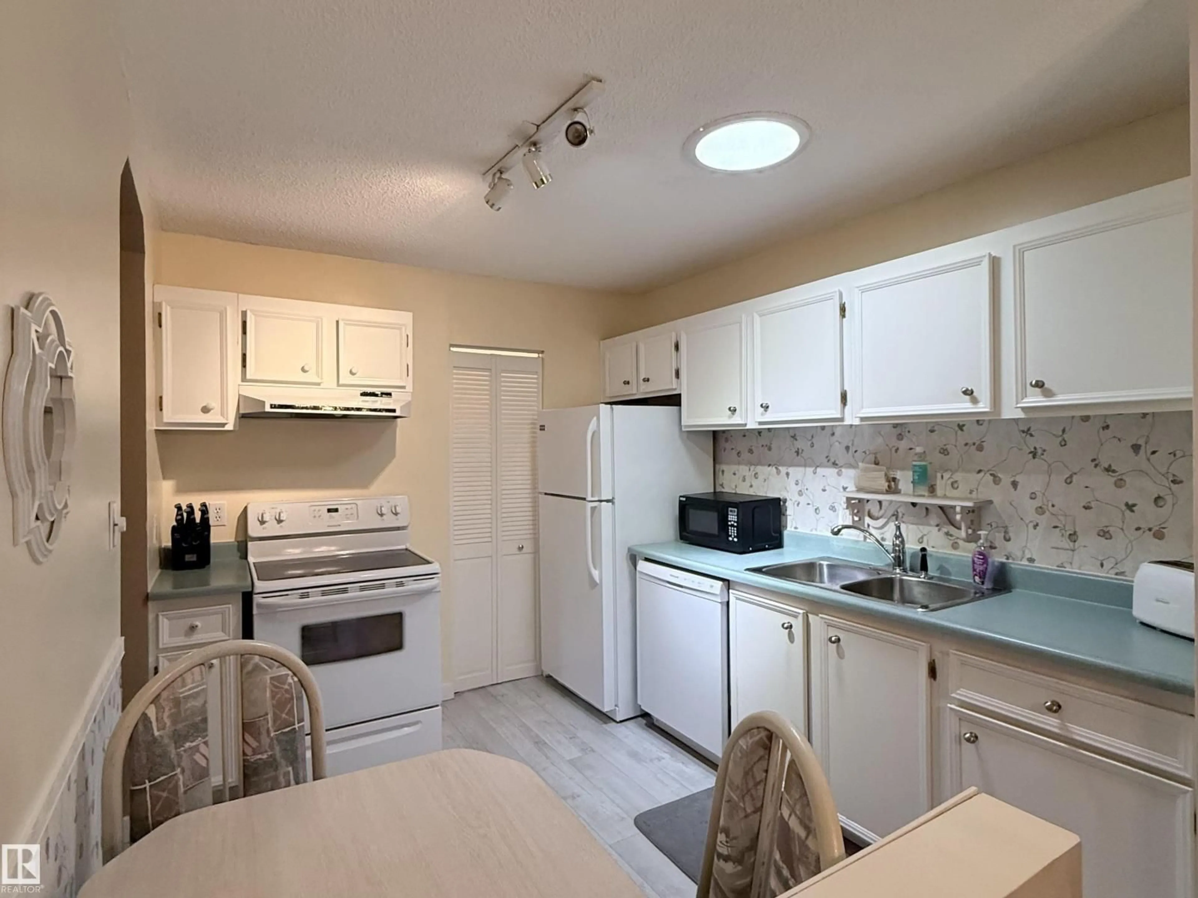 Standard kitchen, unknown for 2071 SADDLEBACK RD, Edmonton Alberta T6J4T4