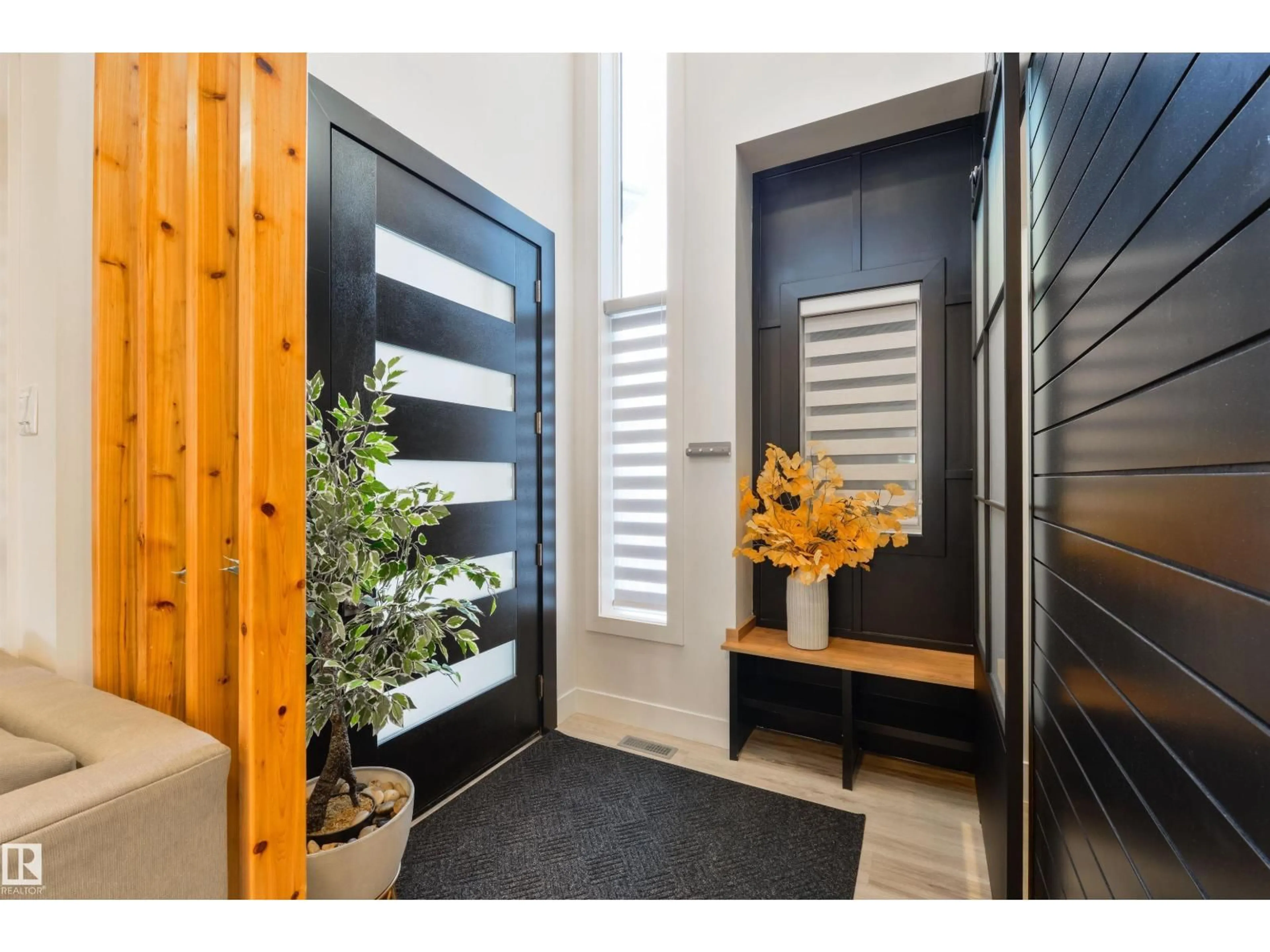 Indoor entryway for 219 37 ST, Edmonton Alberta T6X2W4