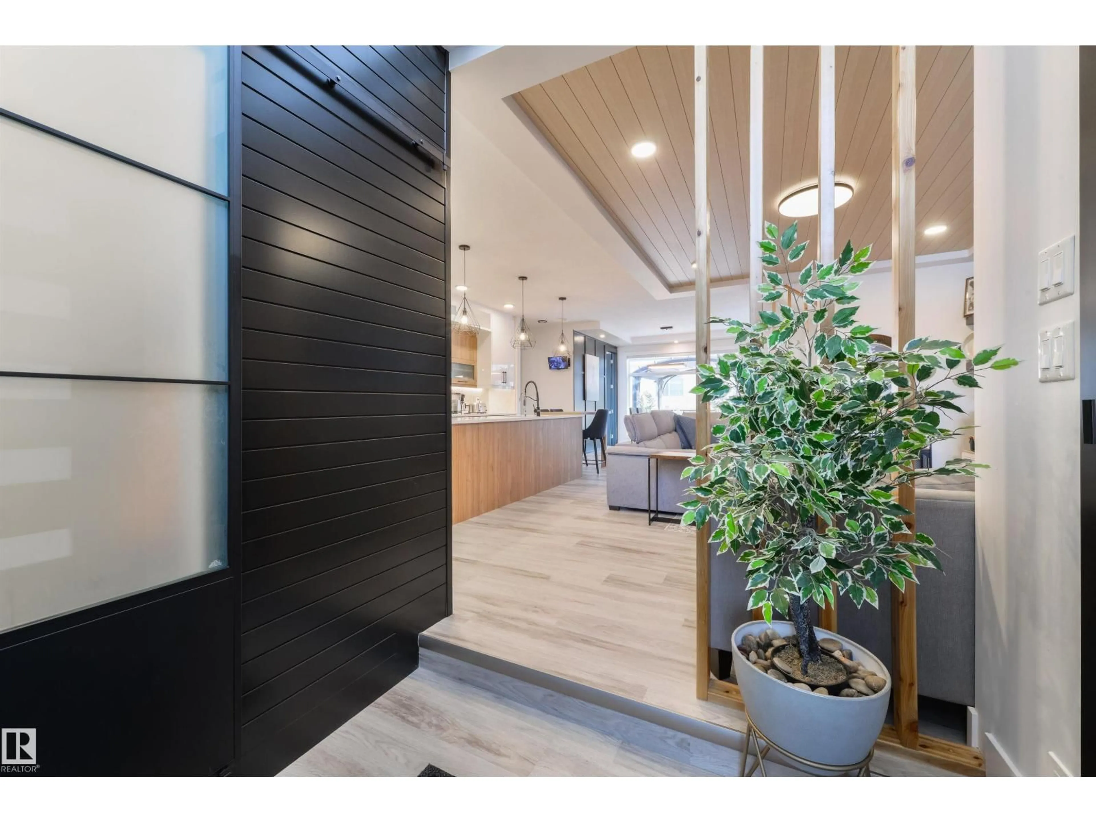Indoor foyer for 219 37 ST, Edmonton Alberta T6X2W4