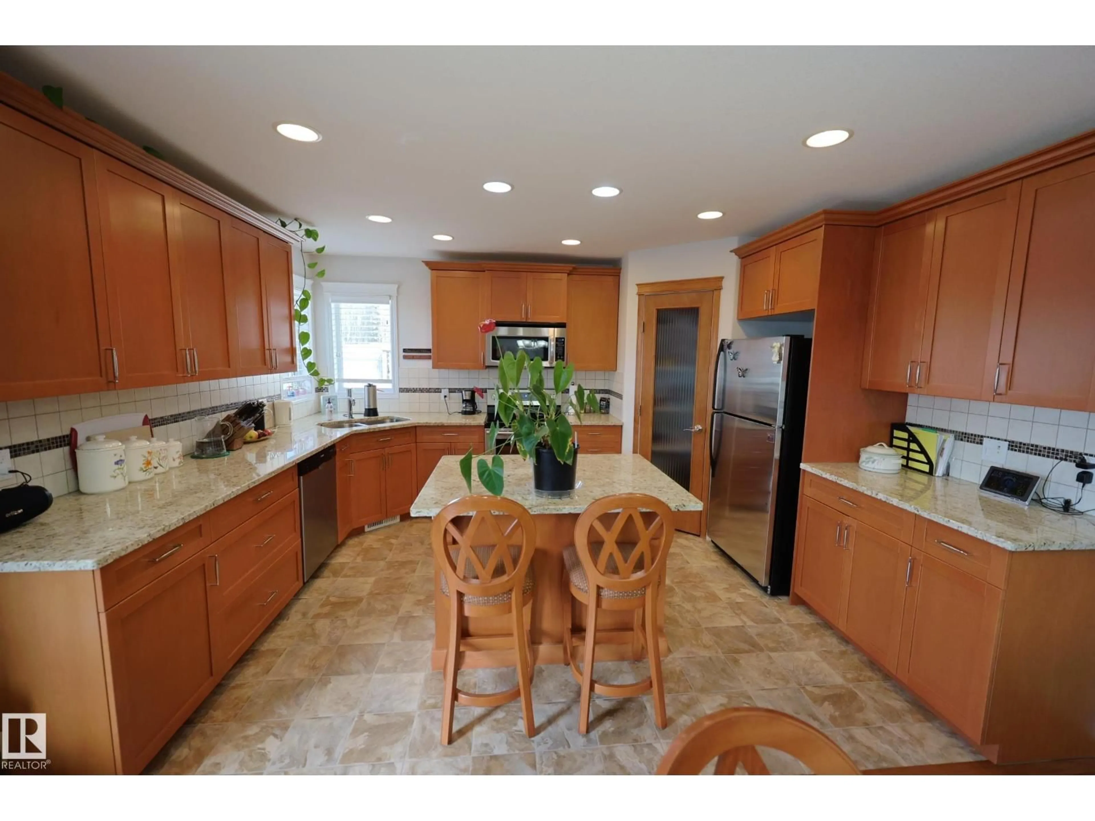 Open concept kitchen, ceramic/tile floor for 521 GRANDIN DR, Morinville Alberta T8R0E3