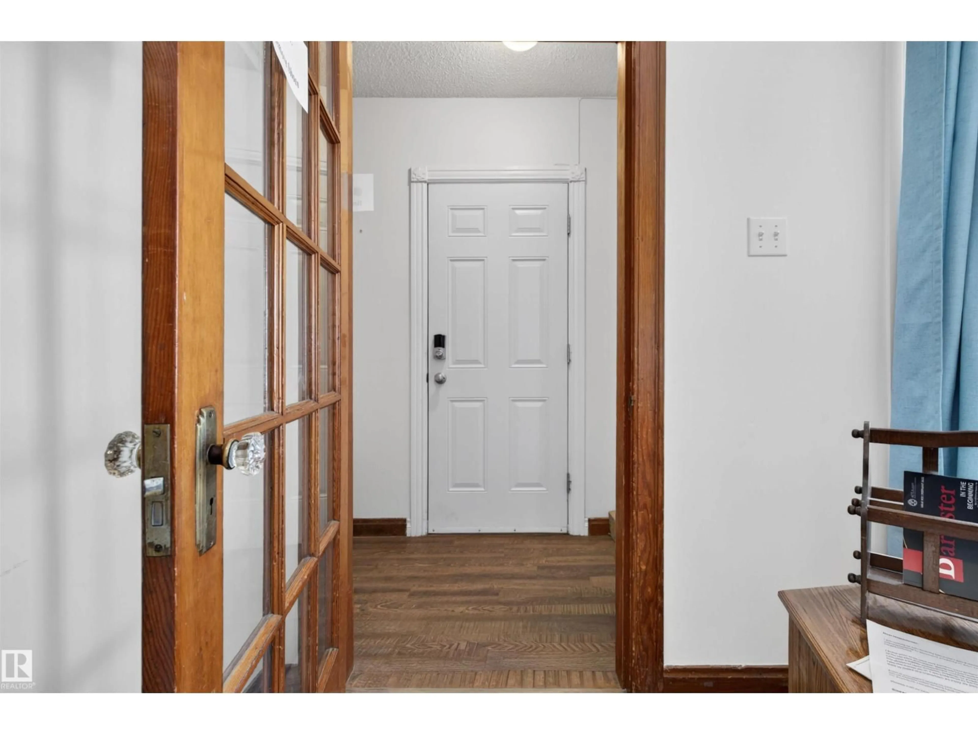 Indoor entryway for 10522 79 AV, Edmonton Alberta T6E1R8