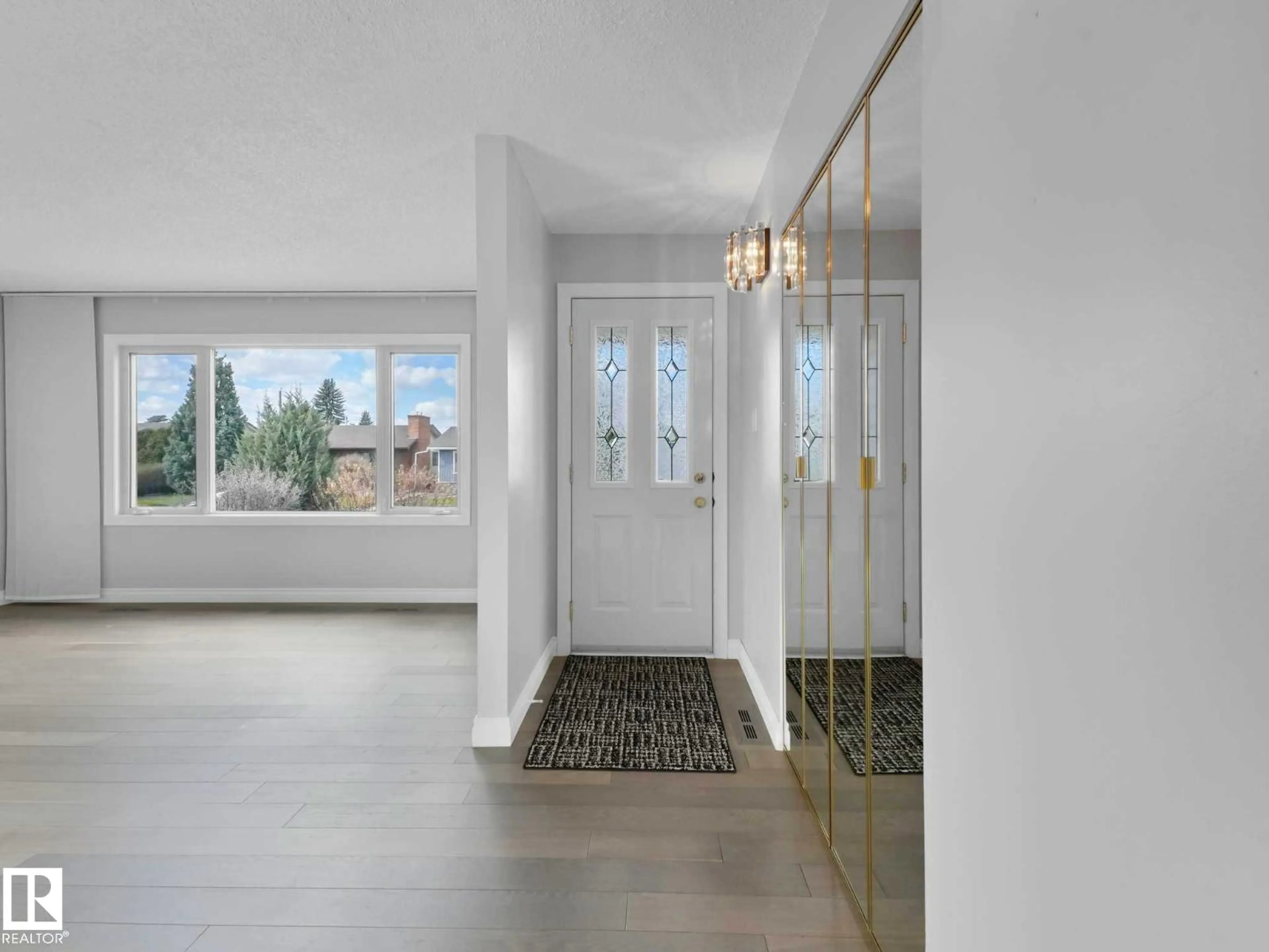 Indoor entryway for 6303 92B AV, Edmonton Alberta T6B0V8