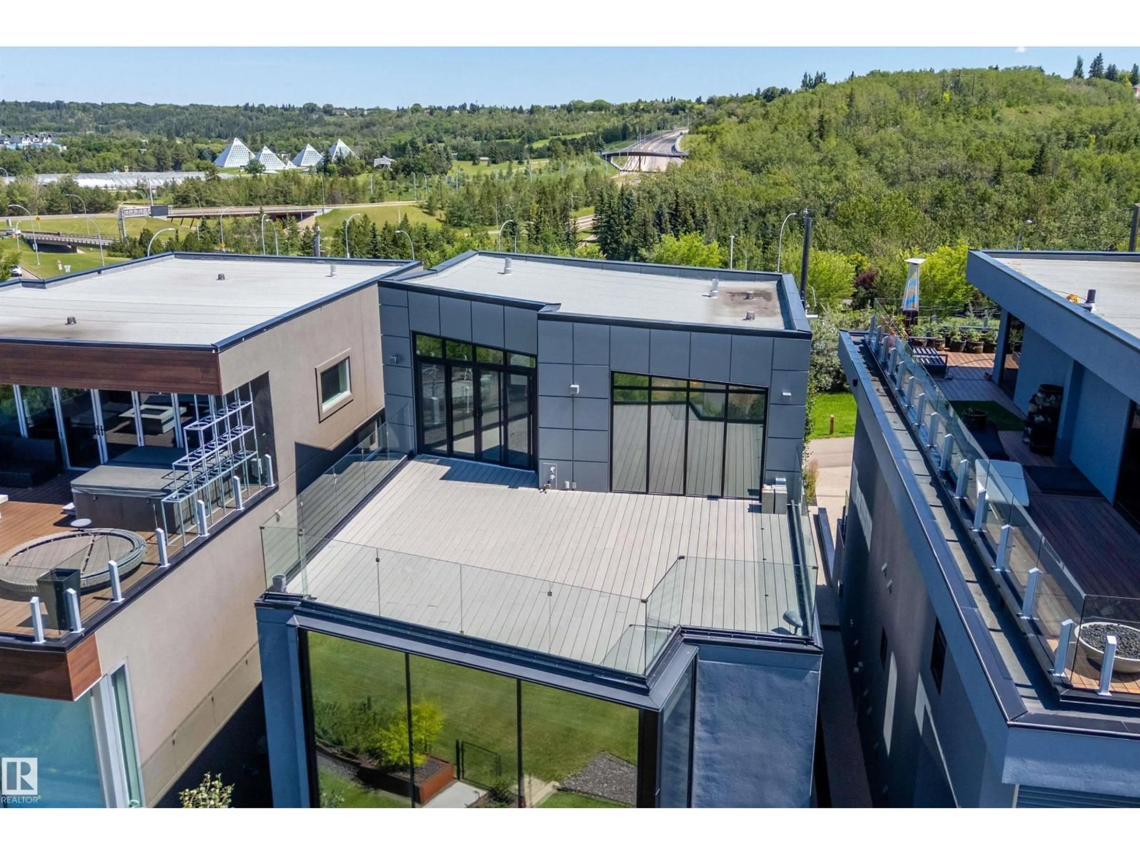 A pic from outside/outdoor area/front of a property/back of a property/a pic from drone, building for NW - 9509 99B ST, Edmonton Alberta T6E3X1