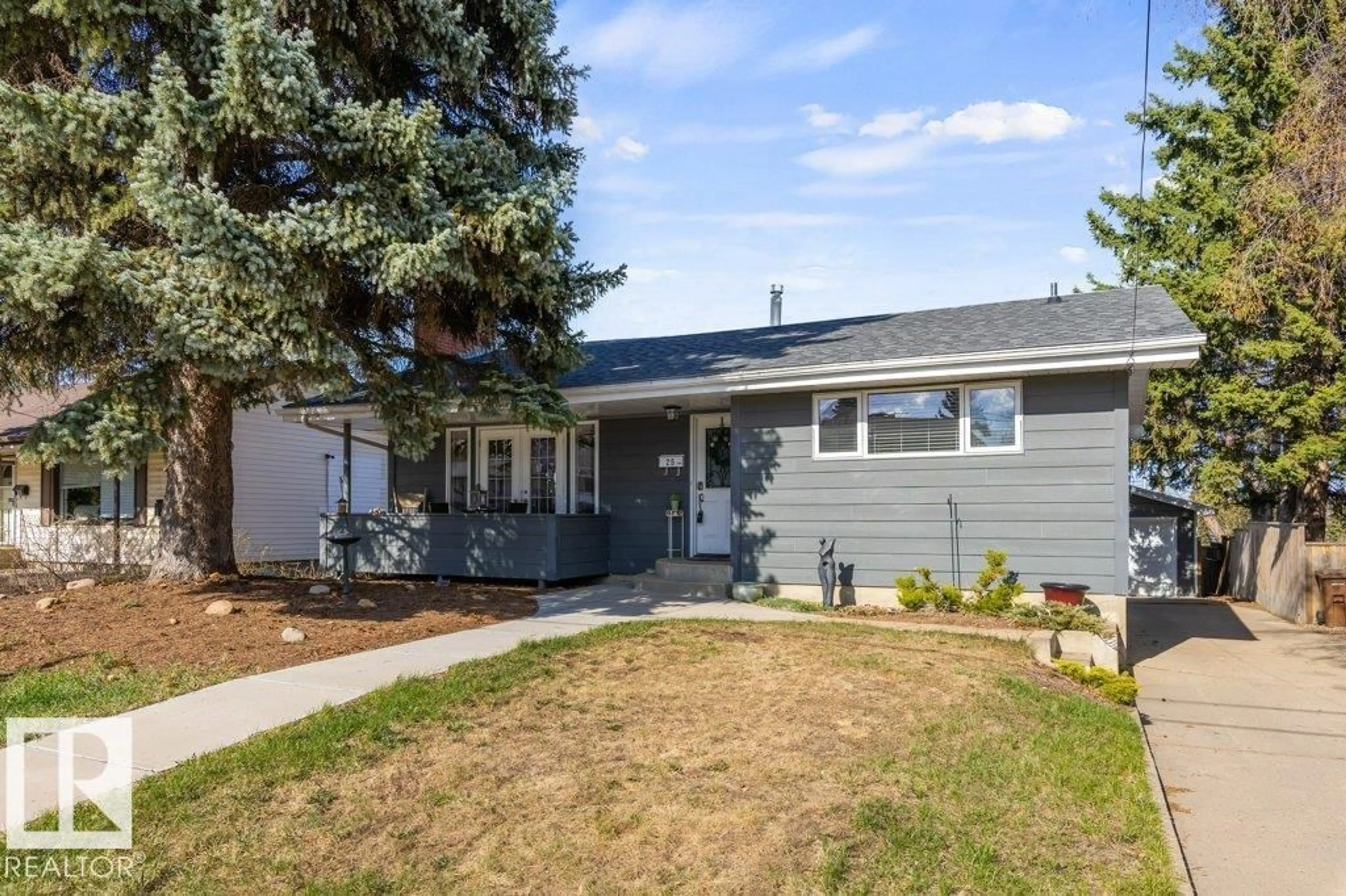 Home with vinyl exterior material, street for 25 MOUNT ROYAL DR, St. Albert Alberta T8N1J3