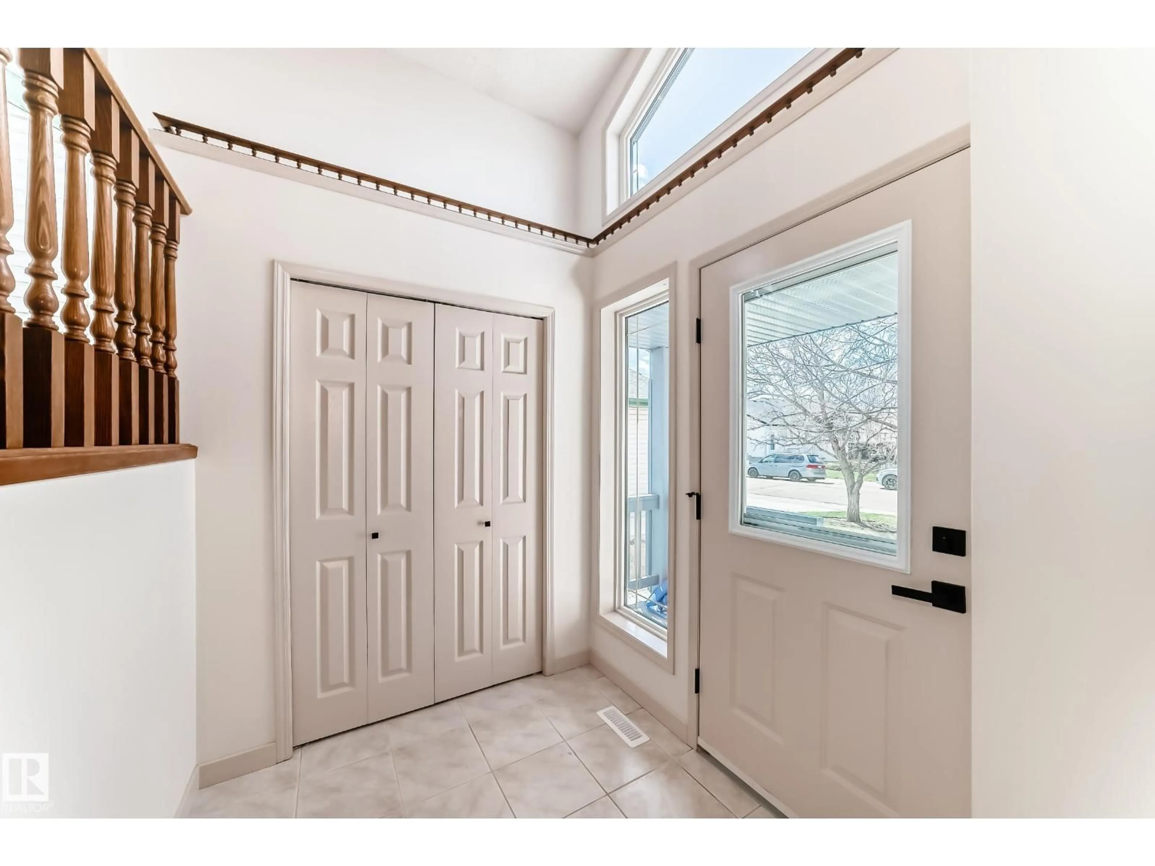 Indoor entryway for 13519 32 ST, Edmonton Alberta T5A5E3