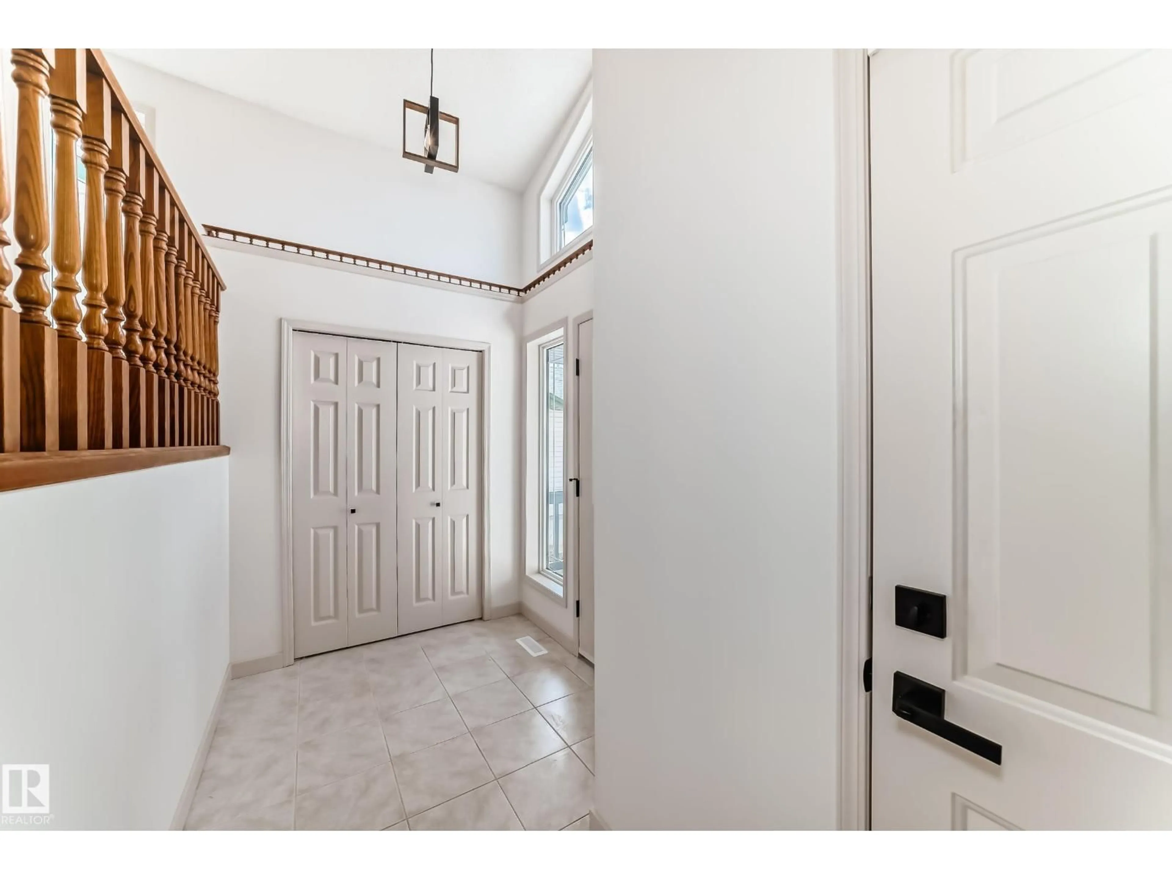 Indoor entryway for 13519 32 ST, Edmonton Alberta T5A5E3