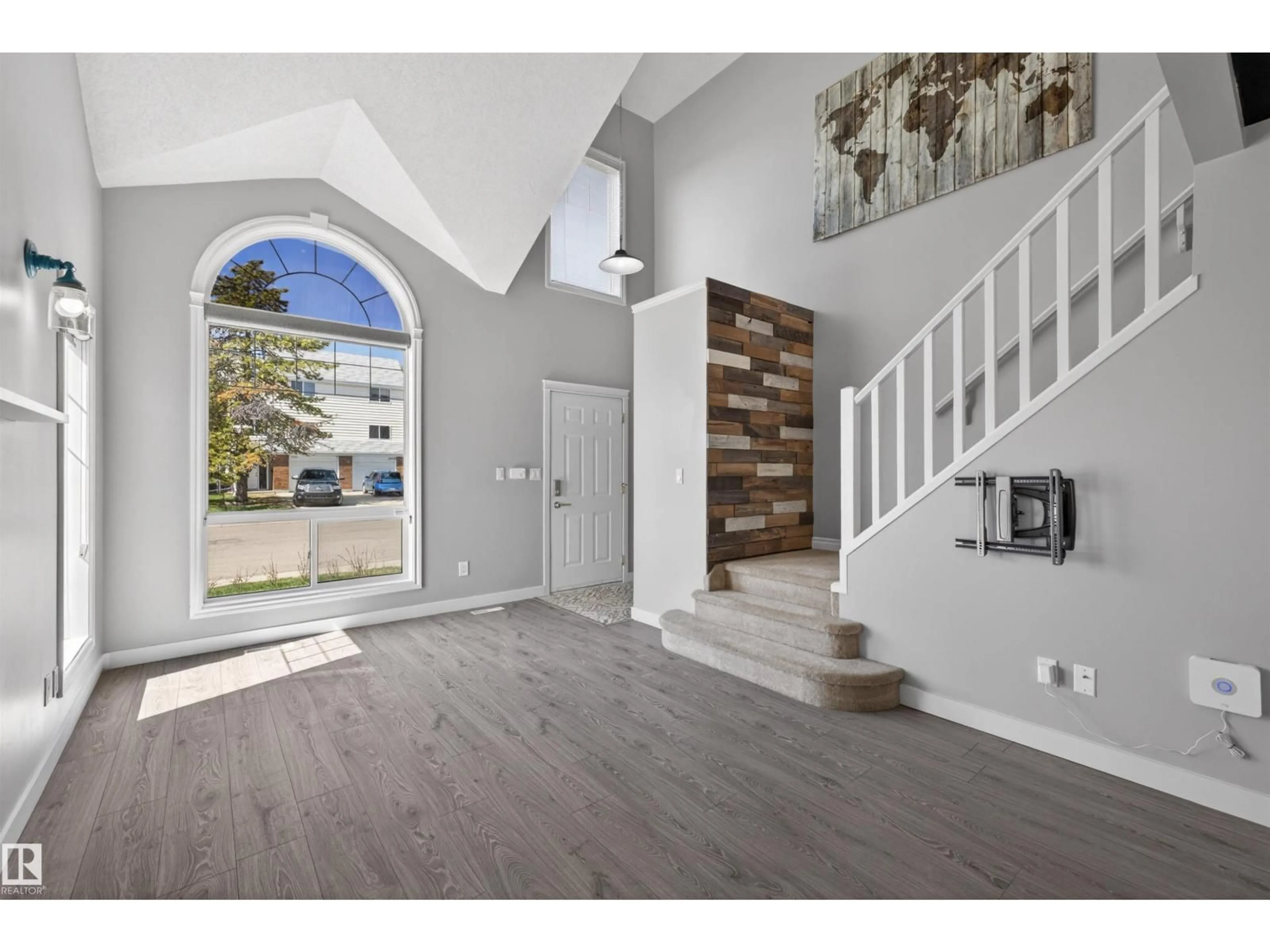 Indoor entryway for 14603 52 ST, Edmonton Alberta T5A5B7