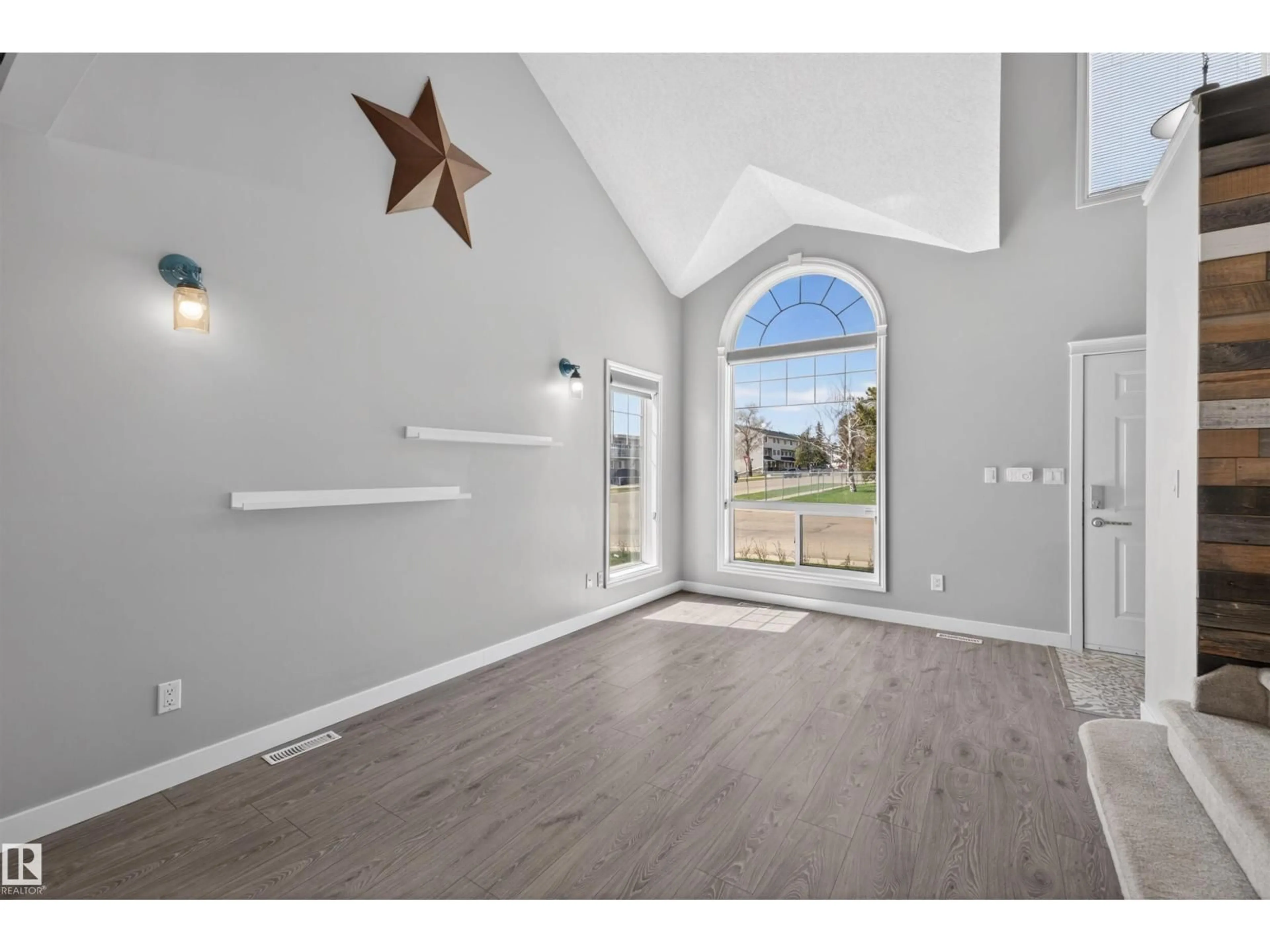 Indoor entryway for 14603 52 ST, Edmonton Alberta T5A5B7