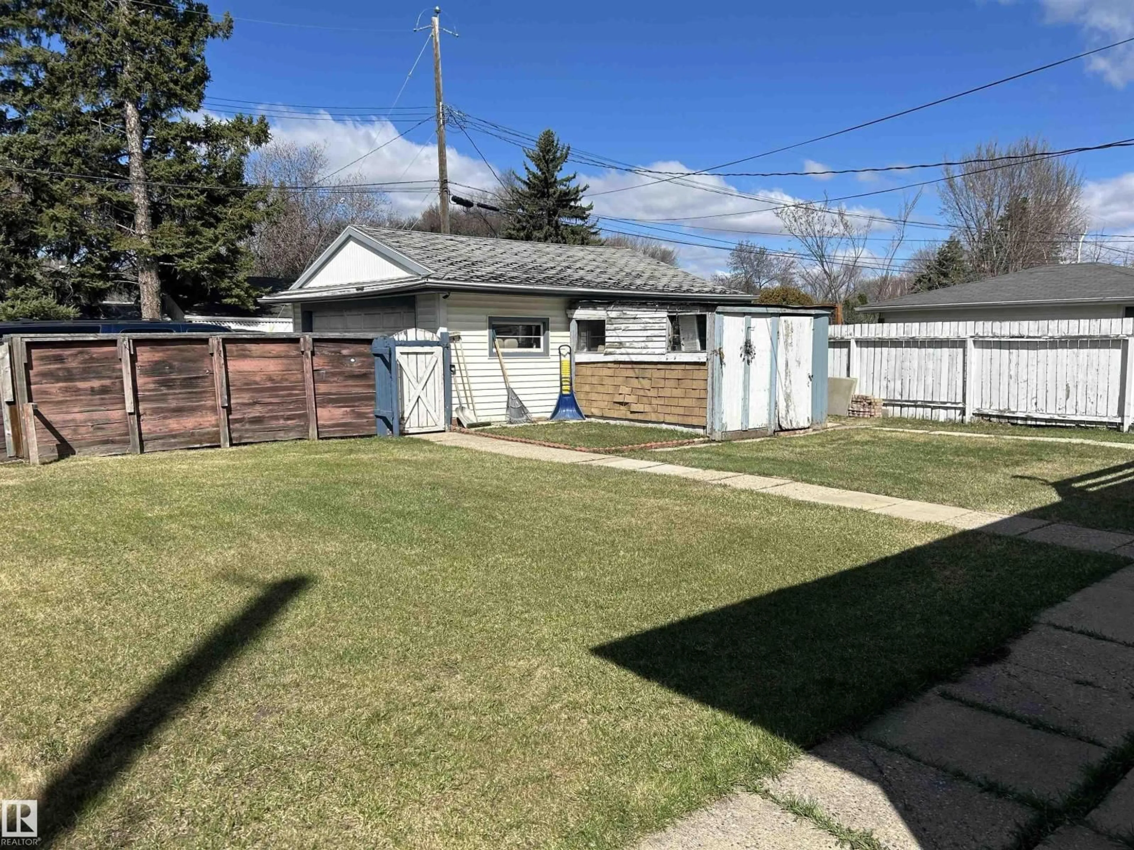 A pic from outside/outdoor area/front of a property/back of a property/a pic from drone, street for NW - 9612 75A ST, Edmonton Alberta T6C2J3
