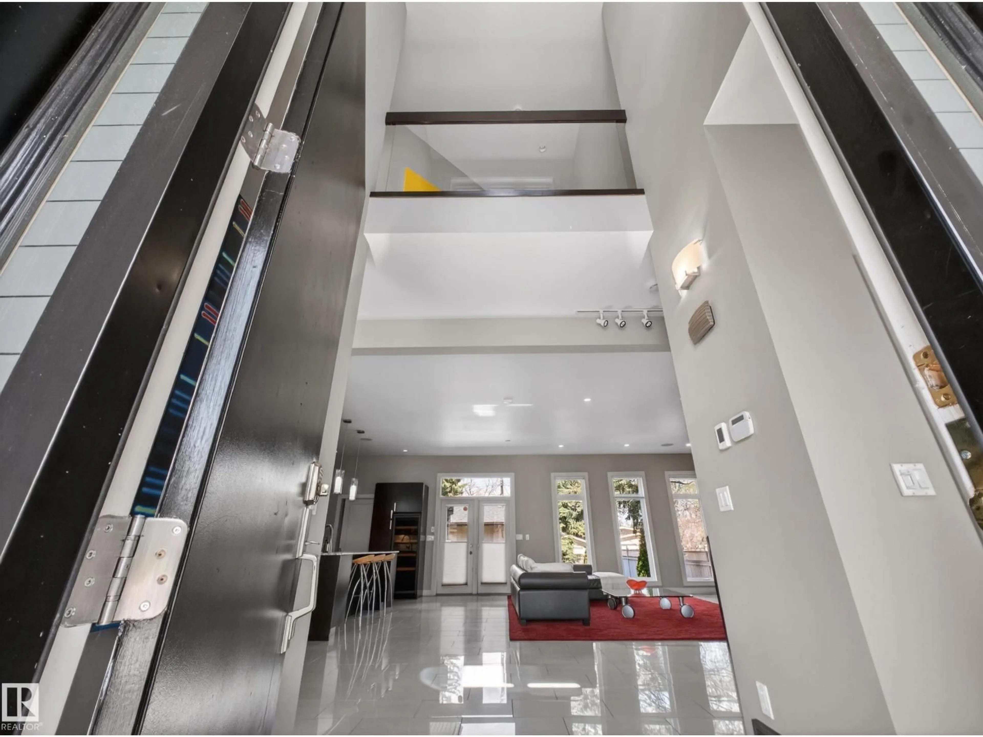 Indoor foyer for NW - 10650 66 AV, Edmonton Alberta T6H1X6