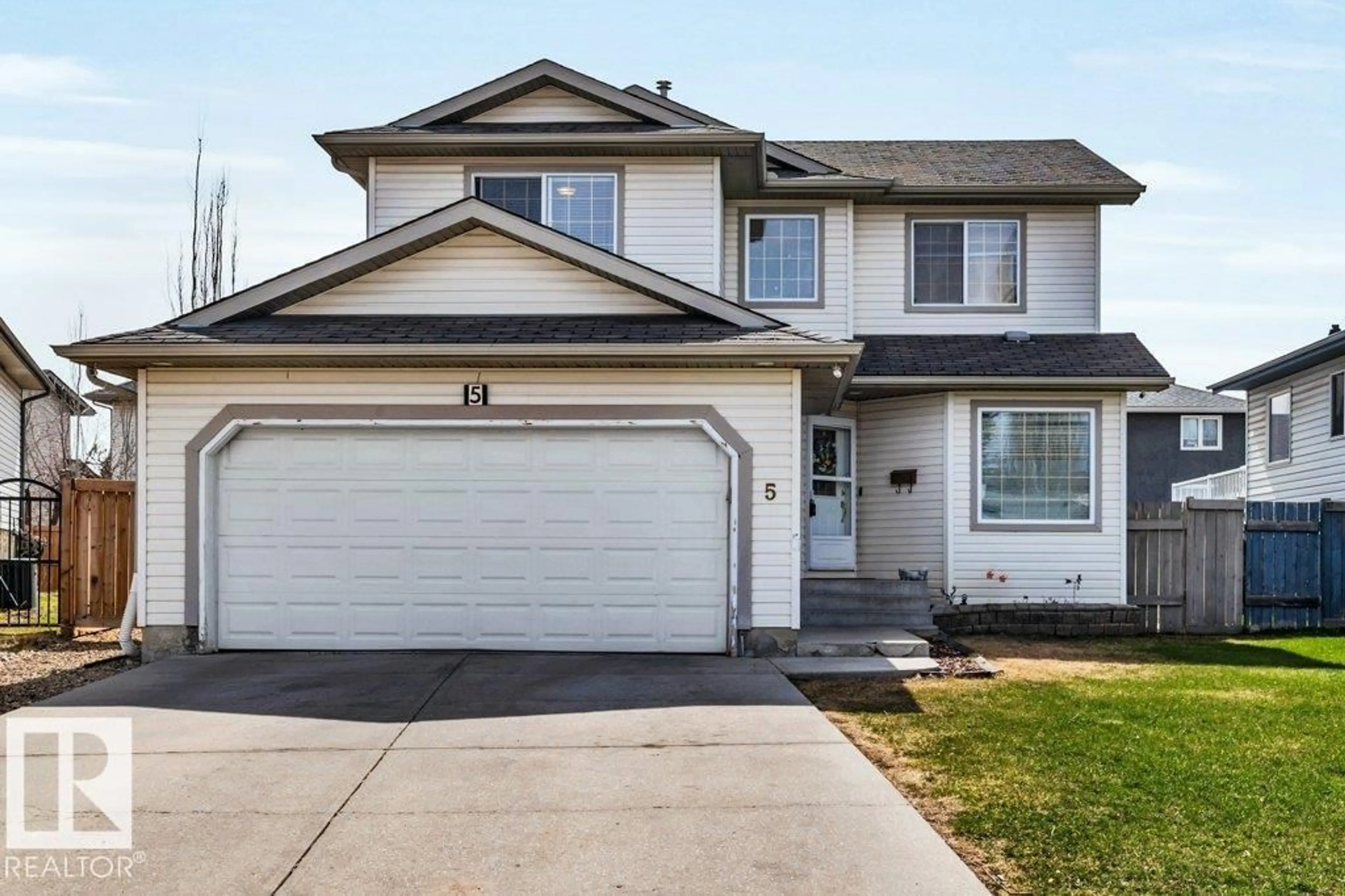 Home with vinyl exterior material, street for 5 HAYDEN PL, St. Albert Alberta T8N6V1