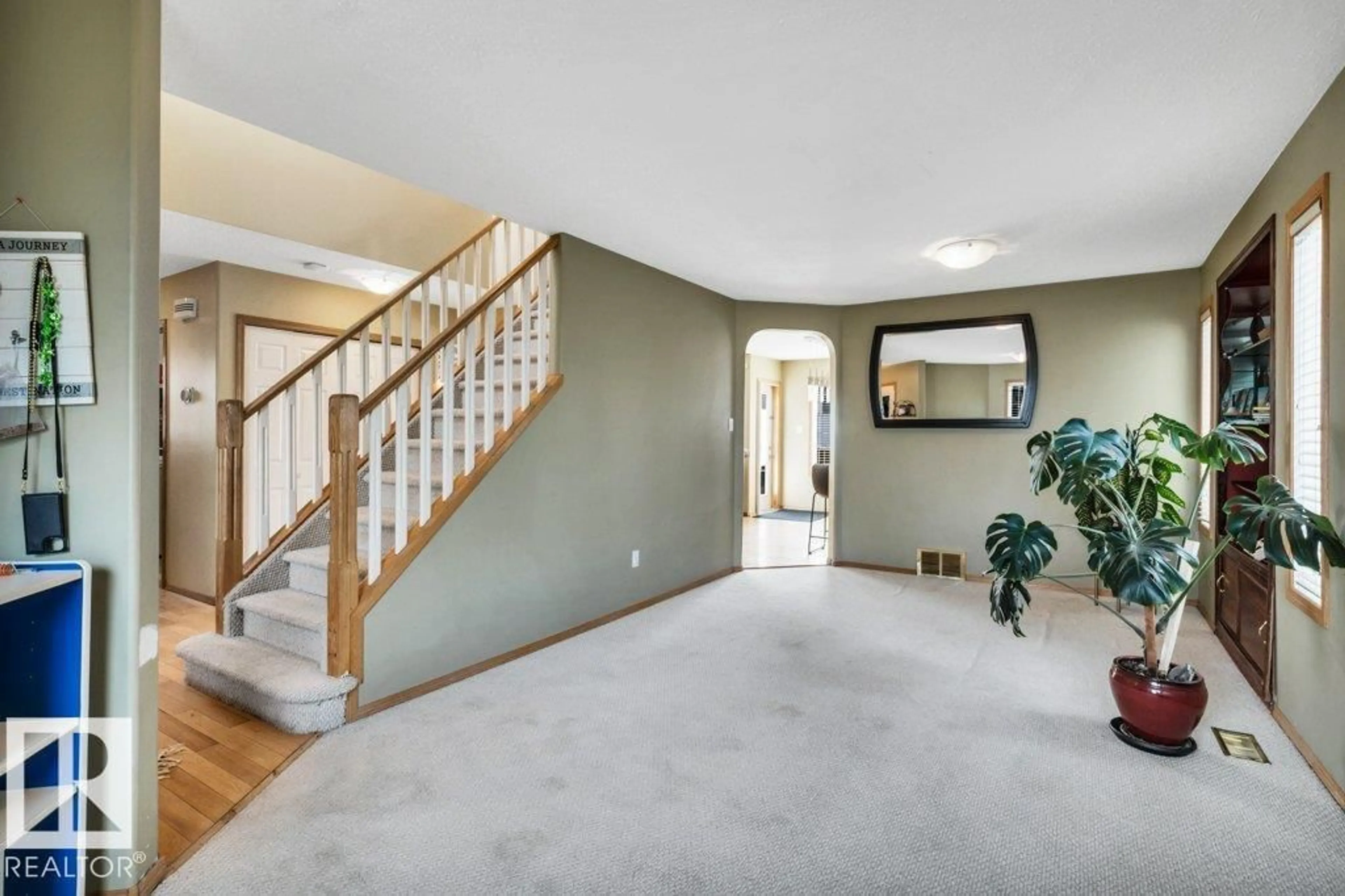Indoor foyer for 5 HAYDEN PL, St. Albert Alberta T8N6V1