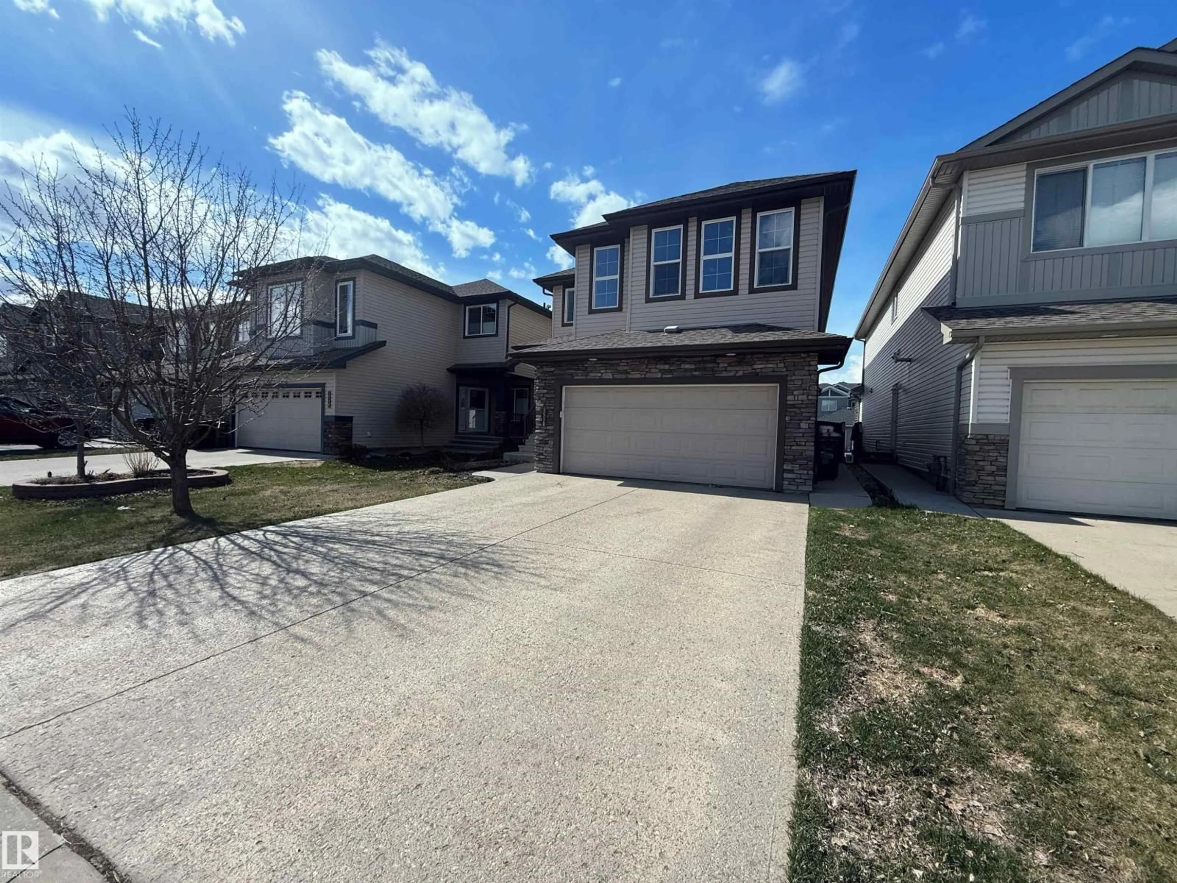 A pic from outside/outdoor area/front of a property/back of a property/a pic from drone, street for 3538 CLAXTON CR, Edmonton Alberta T6W0Z6