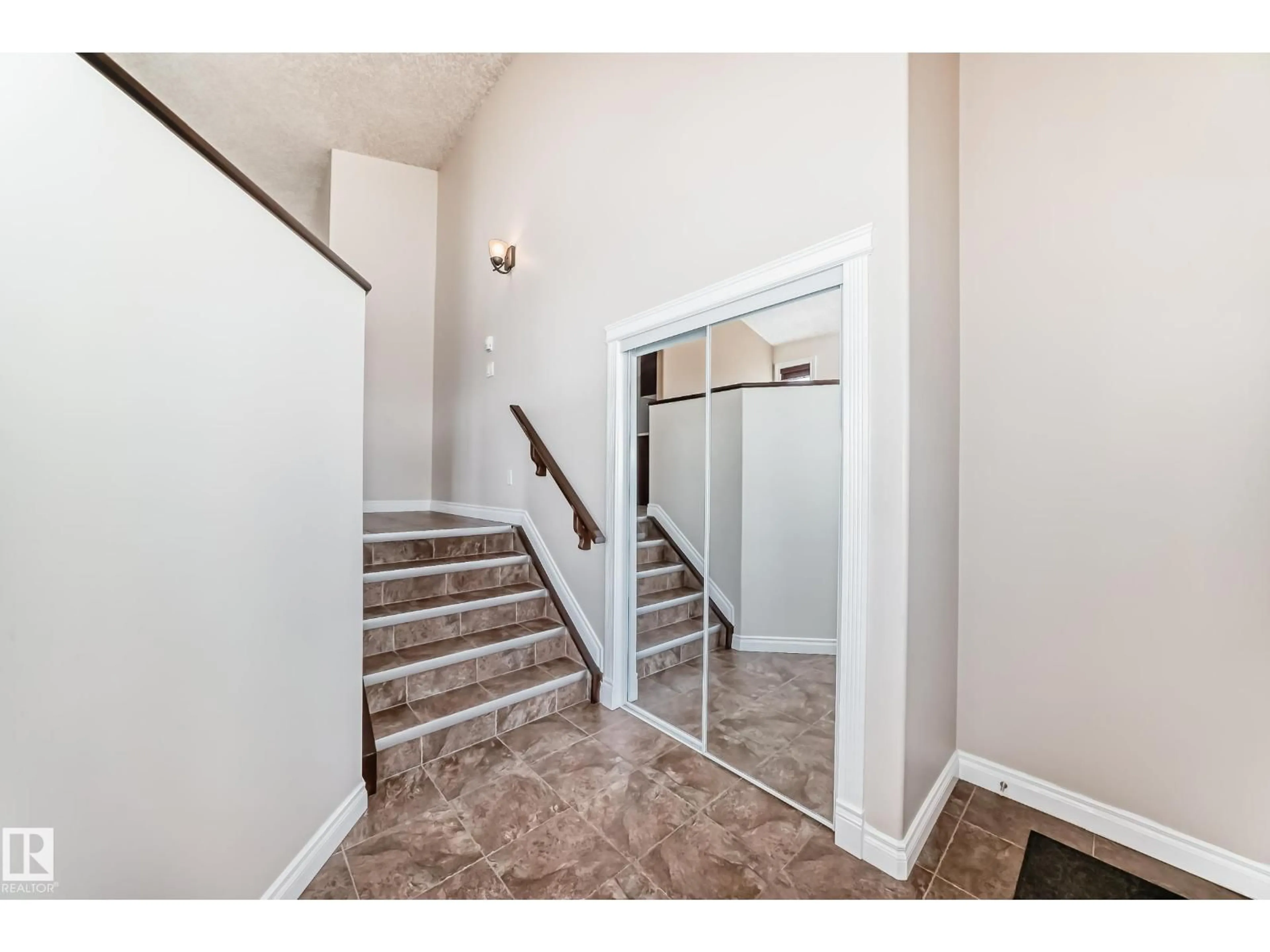 Indoor entryway for 1221 CUNNINGHAM DR, Edmonton Alberta T6W6R2