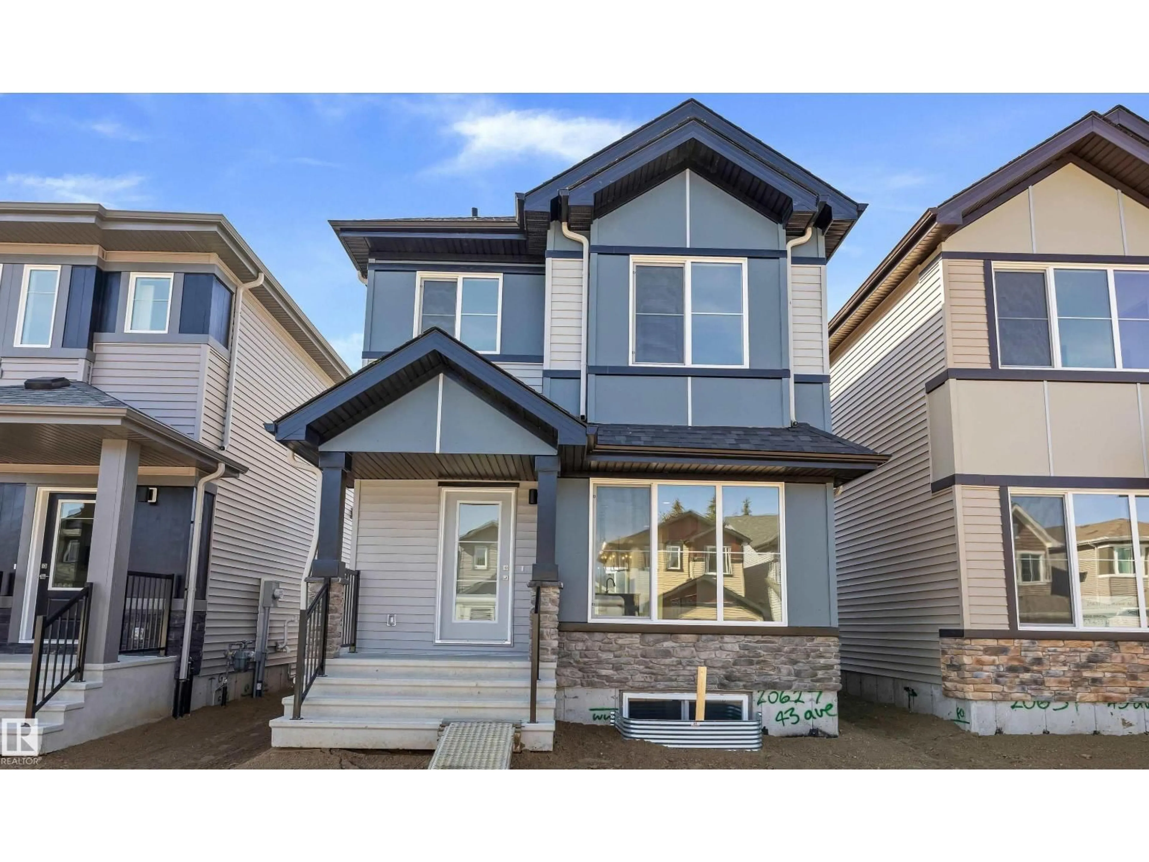 Home with vinyl exterior material, street for 20627 43 AV, Edmonton Alberta T6M3E3