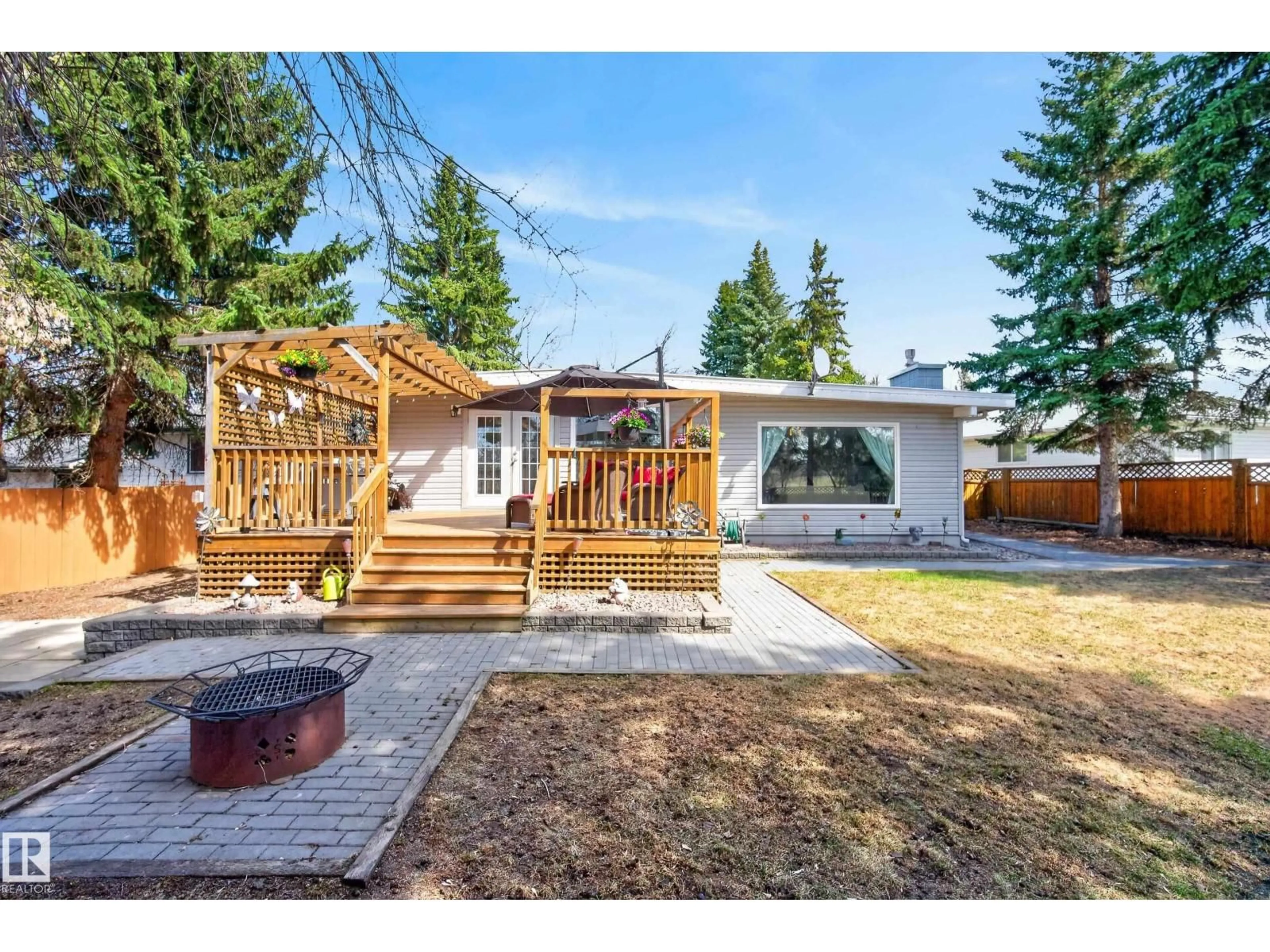 Home with vinyl exterior material, street for 31 GATEWOOD AV, St. Albert Alberta T8N1A1