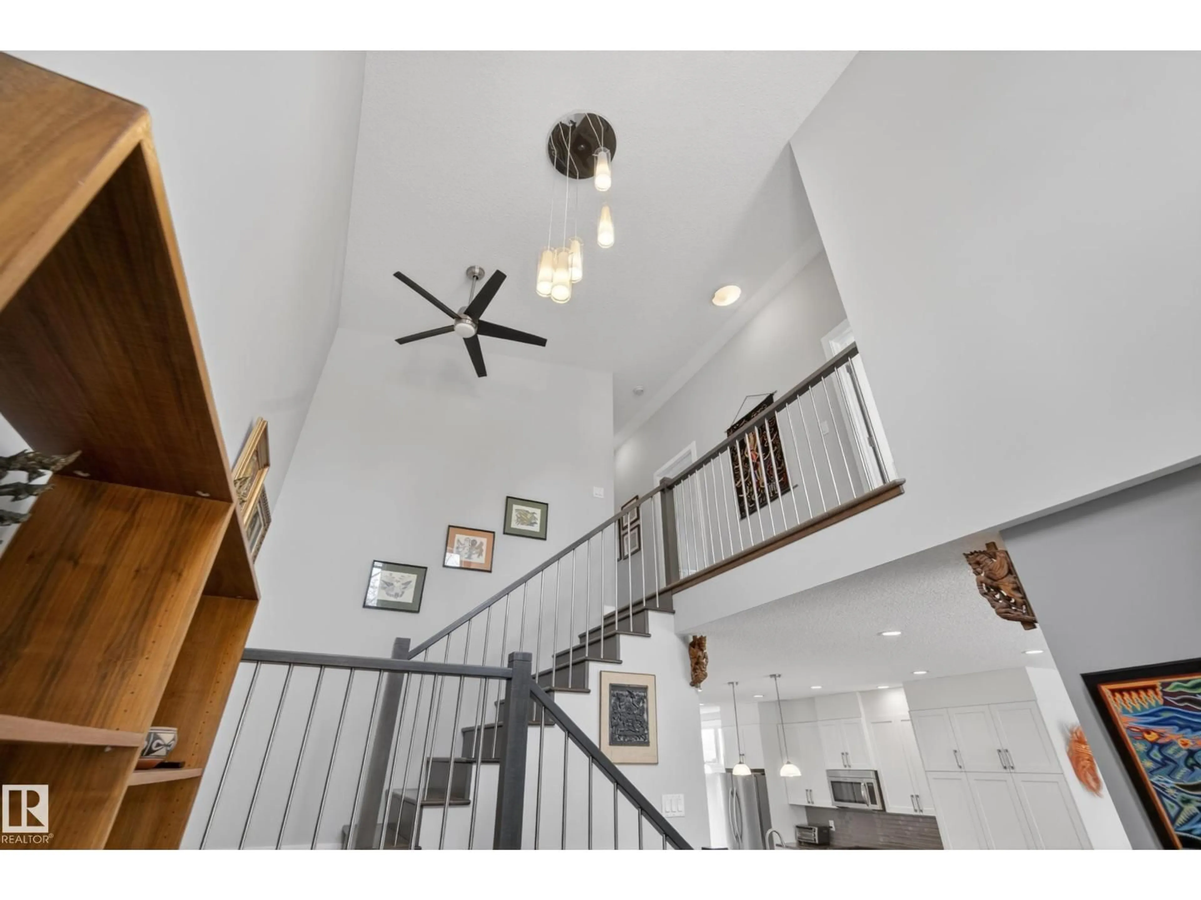 Indoor foyer for 9052 92 ST, Edmonton Alberta T6C3R2