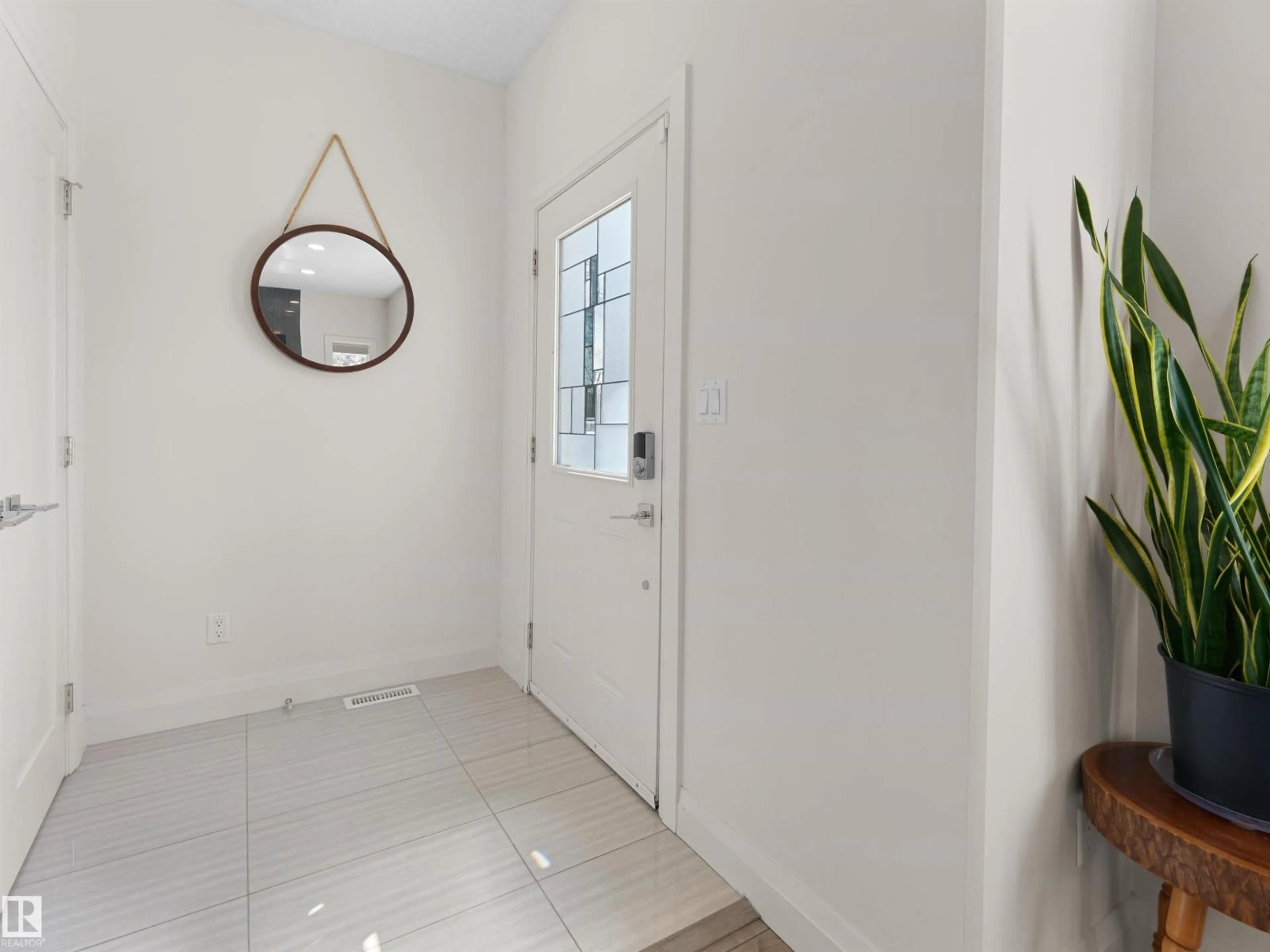 Indoor entryway for 9354 73 AV, Edmonton Alberta T6E1A7