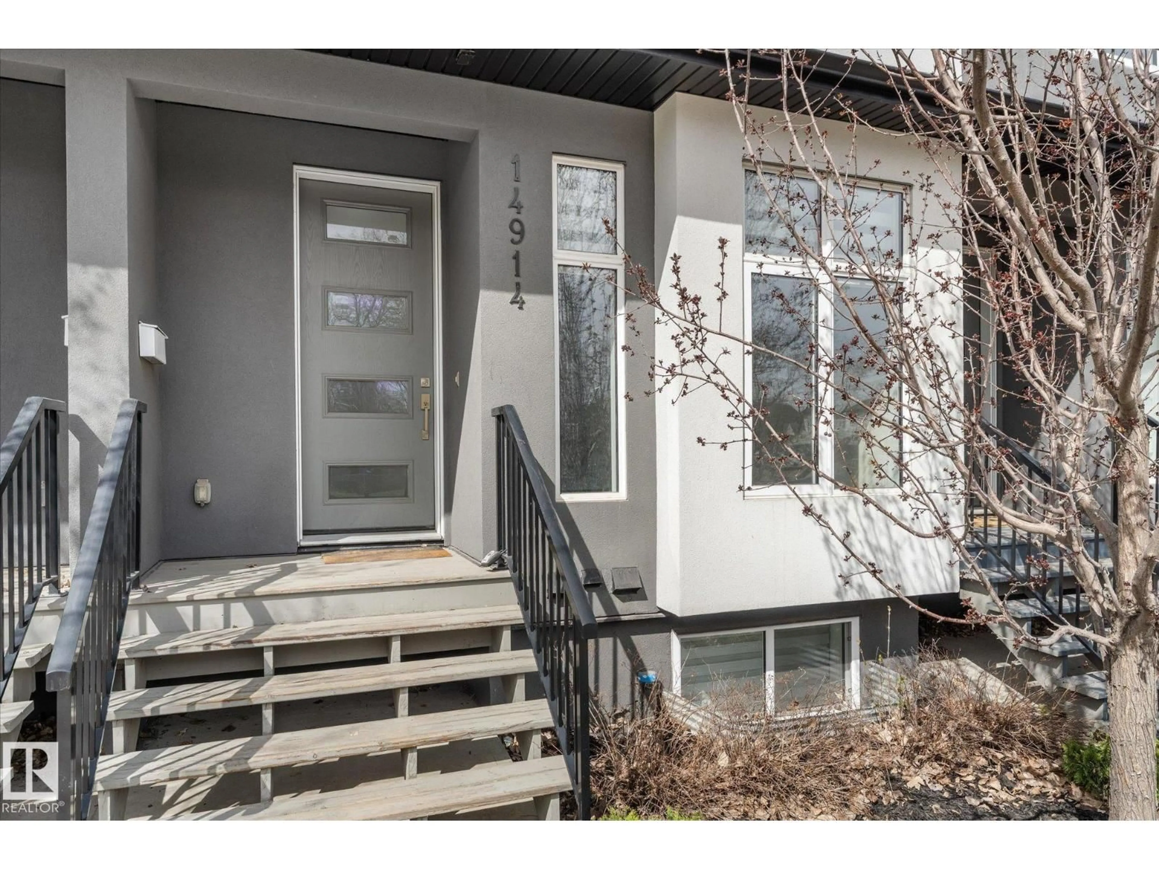 Indoor entryway for 14914 108 AV, Edmonton Alberta T5P1L8